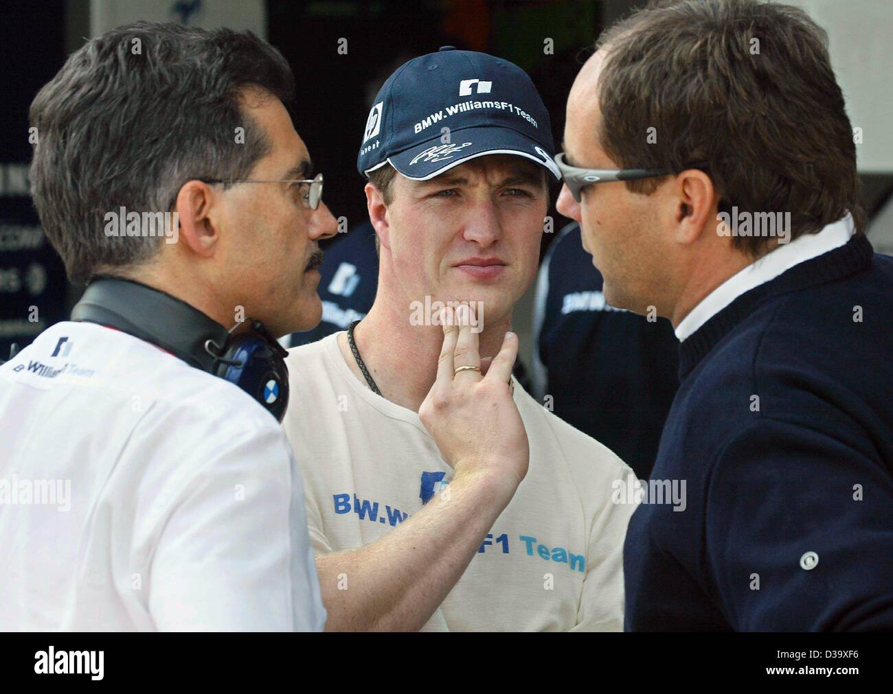 (Dpa) - Tedesco pilota di Formula Uno Ralf Schumacher (C, BMW-Williams) parla di motore BMW direttori sportivi Gerhard Berger (R) e Mario Theissen (L) a Suzuka, in Giappone, 11 ottobre 2002. Foto Stock