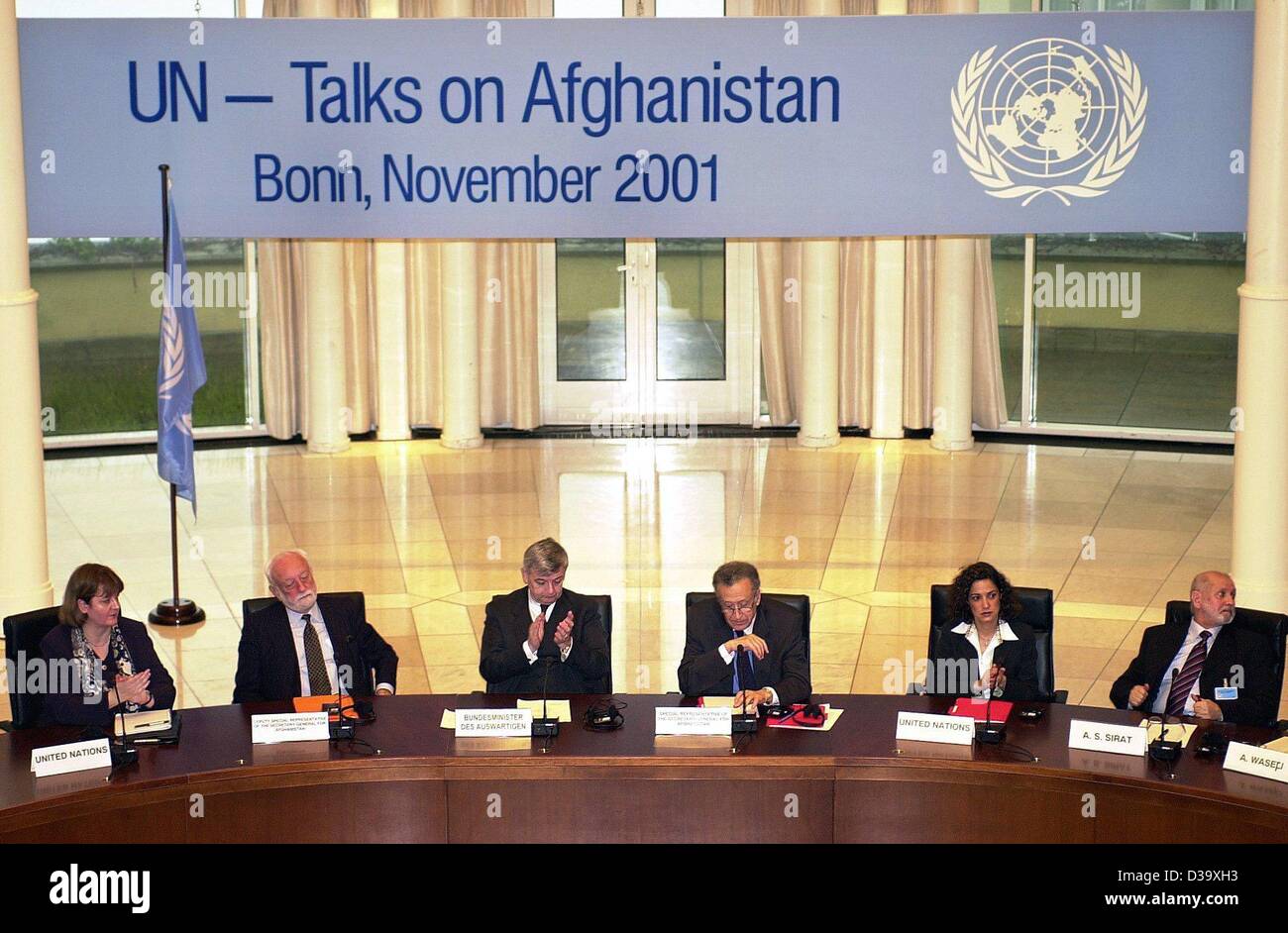 Afghanistan vertice da sinistra a destra: una traduttrice, Vice Rappresentante delle Nazioni Unite Frances Vendrell, il ministro degli esteri tedesco Joschka Fischer, il rappresentante delle Nazioni Unite per l'Afghanistan, Lakhdar Brahimi, un traduttore e il leader del cosiddetto gruppo di Rom, Abdul Sattar Sirat, sono seduti ad un tavolo tondo all'inizio dell'Afghanistan il vertice del guesthouse governative Petersberg a Bonn, 27 novembre 2001. Foto Stock