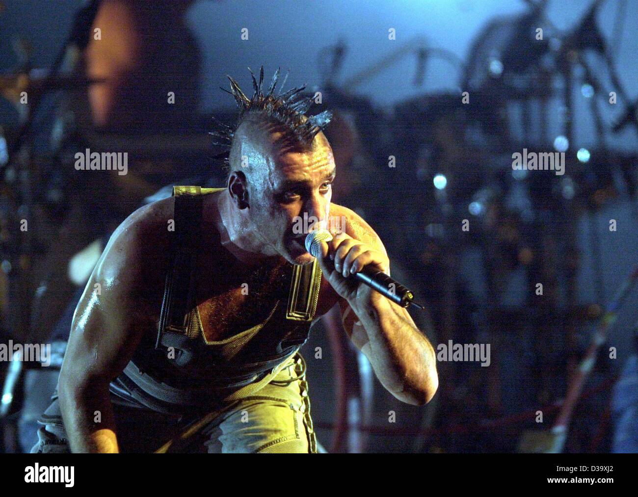 MTV awards ( dpa) - La cantante del tedesco hard rock band Rammstein, fino a Lindemann, esegue sul palco durante gli MTV Europe Music Awards Ceremony in Frankfurt / Germania, 8.11.2001. Artisti della scena musicale internazionale sono stati premiati in un totale di 22 categorie. Molti di loro preferito non fare Foto Stock