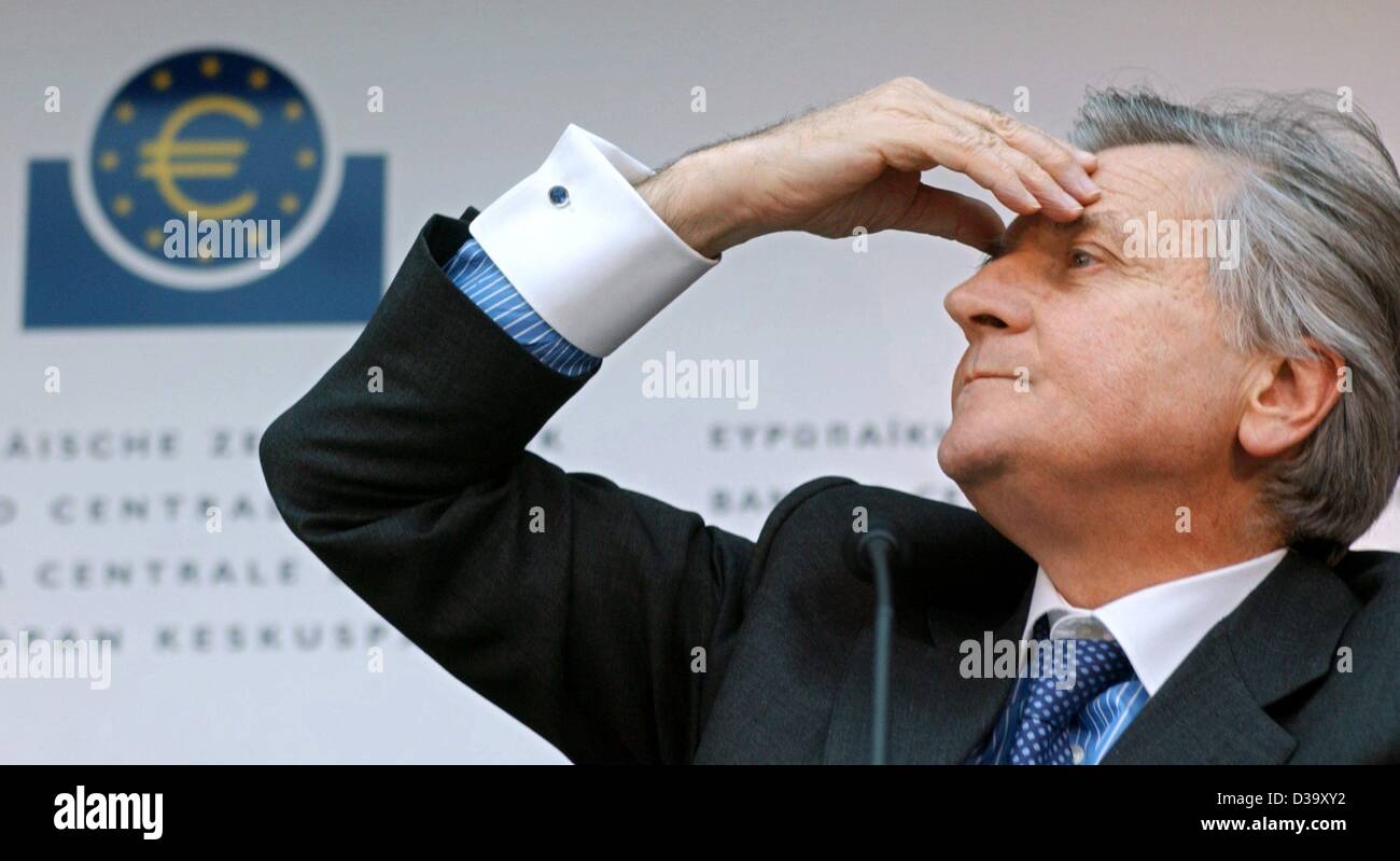 (Dpa) - Jean-Claude Trichet, il nuovo Presidente della Banca centrale europea (BCE) gesti durante la prima conferenza stampa di Francoforte, in Germania, 6 novembre 2003. Giovedì prossimo raduno della BCE è stata anche la prima riunione della banca di 18 membri impostazione velocità consiglio presieduto da Trichet che ha sottolineato Foto Stock