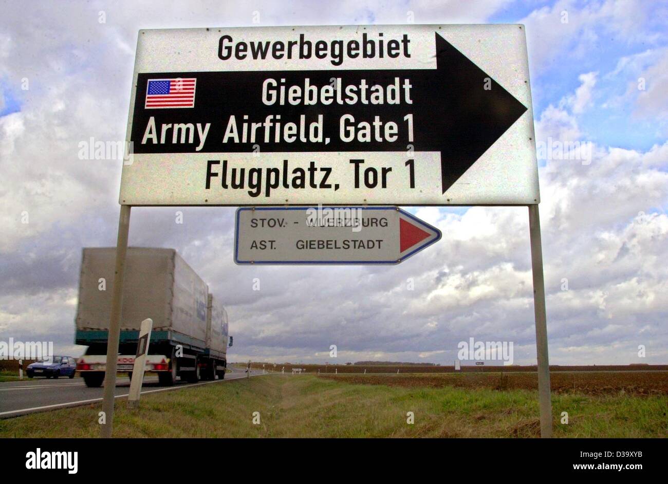 (Dpa) - Un segno indica la strada per la zona industriale (Gewerbegebiet) e la US Army Airfield (Flugplatz) in Giebelstadt, Germania meridionale, 3 novembre 2003. Il siamo trasporto elicottero, che fu abbattuto nei pressi di Fallujah lungo il tragitto per l'aeroporto di Baghdad il 2 novembre, era parte della brigata combattente th Foto Stock