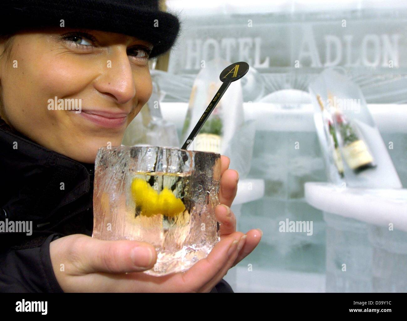 (Dpa) - 22-anno-vecchio Steffi tiene un bicchiere realizzato da ghiaccio in mano e sorrisi come essa si erge presso il bar di ghiaccio dell'Adlon Hotel in Berlino, 30 dicembre 2003. La barra è lunga 27 metri ed è interamente fatta di ghiaccio. Anche le bevande e cocktail sono serviti in bicchieri realizzati dal ghiaccio. Il bar era recentem Foto Stock