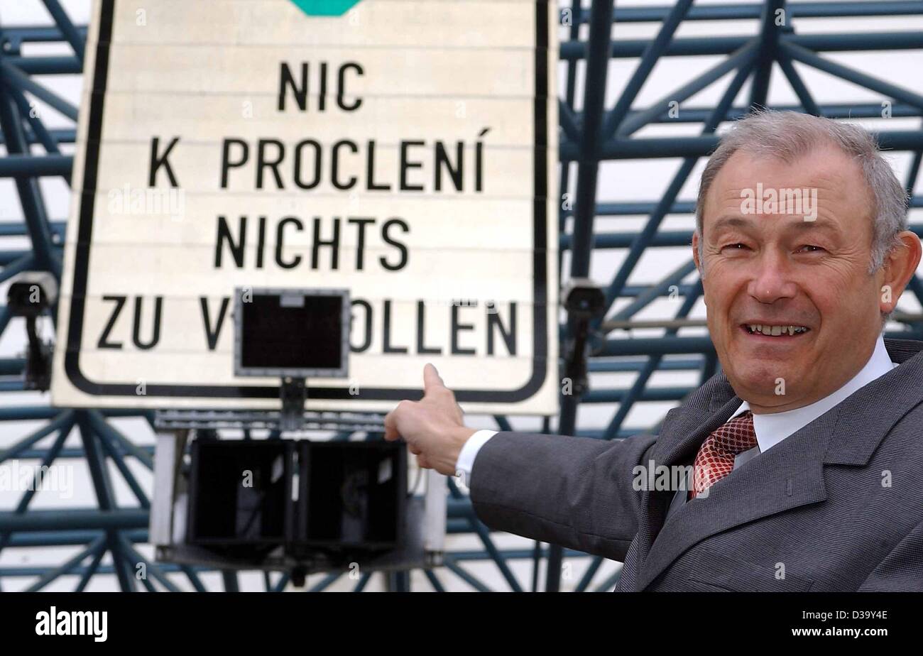Guenther Beckstein, ministro degli Interni della Baviera, sorrisi come egli punti in un flash a infrarossi la luce sotto il segno bianco presso il tedesco- Ceca border crossing in Waidenhaus. Foto Stock