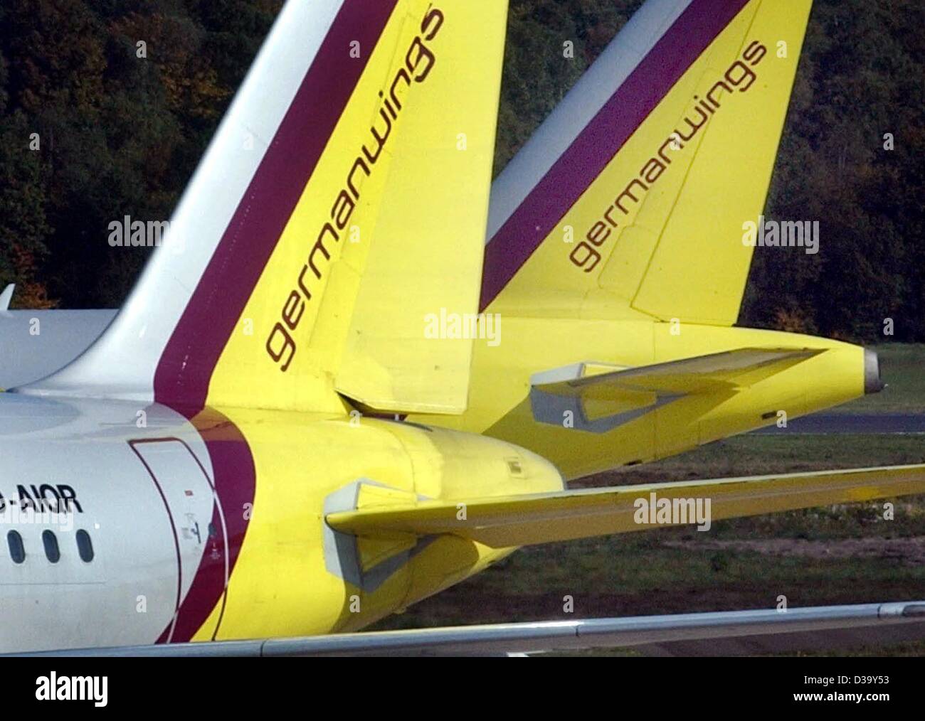 (Dpa) - aeroplani del low-budget carrier Germanwings stand presso l'aeroporto di Colonia/Bonn, Germania, 14 dicembre 2003. I guadagni della sua azienda madre Eurowings risultò superiore al previsto a causa di profitti di Germanwings. Foto Stock