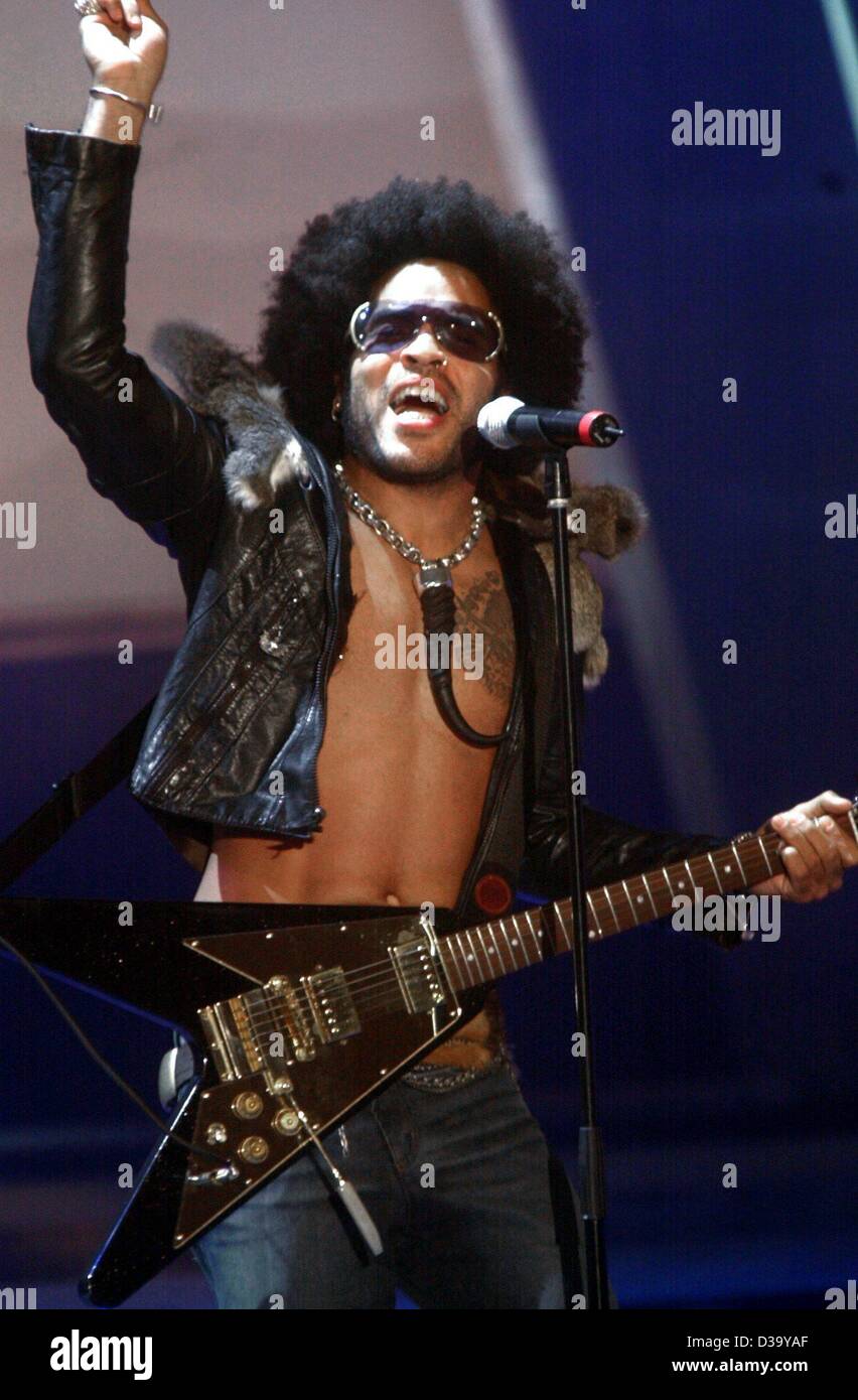 (Dpa) - US rock musicista Lenny Kravitz, eseguendo in un tedesco tv show, 2.3.2002 a Lipsia. Foto Stock