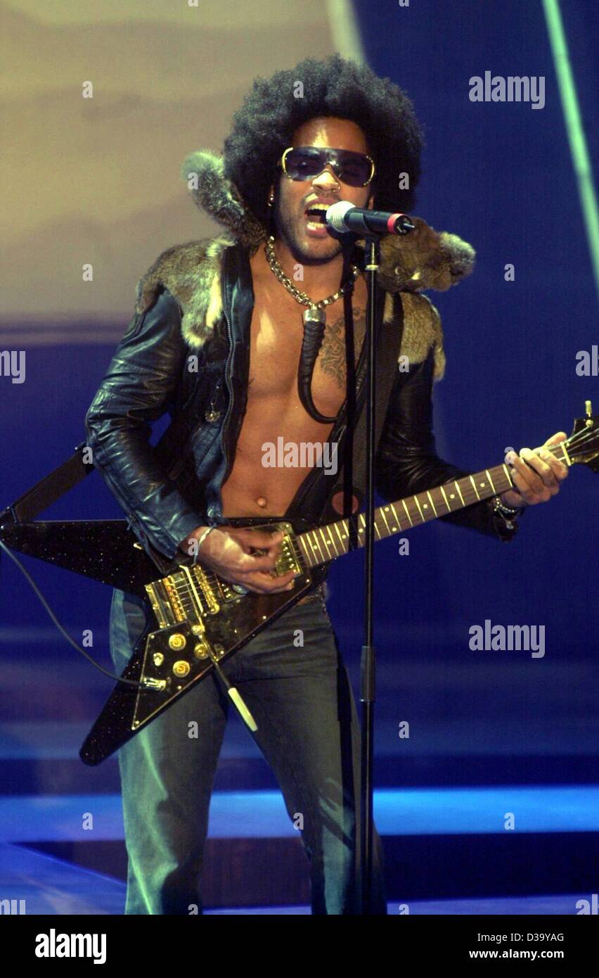 (Dpa) - US rock musicista Lenny Kravitz, eseguendo in un tedesco tv show, 2.3.2002 a Lipsia. Foto Stock