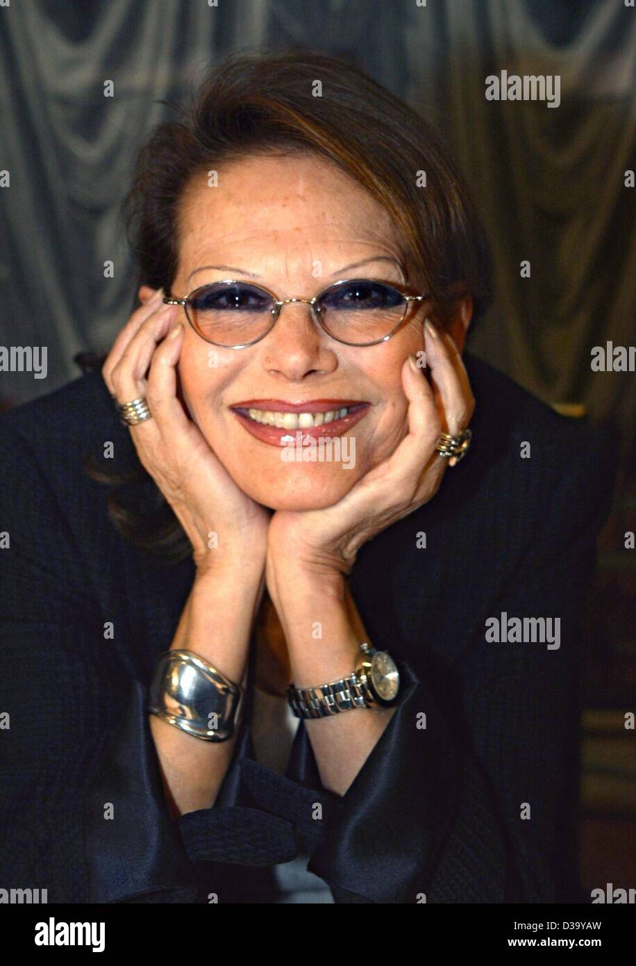 (Dpa) - Claudia Cardinale, attrice Italiana, pone nel corso di una conferenza stampa a Monaco di Baviera, 1.3.2002. Ha ricevuto un premio film dal tedesco tv privata canale 'Kabel 1' nel corso di una serata di gala. Il 'Kabel 1' pubblico chozen aveva il suo 1969 film "C'era una volta il West" come "il migliore film di tutti i tempi". Foto Stock