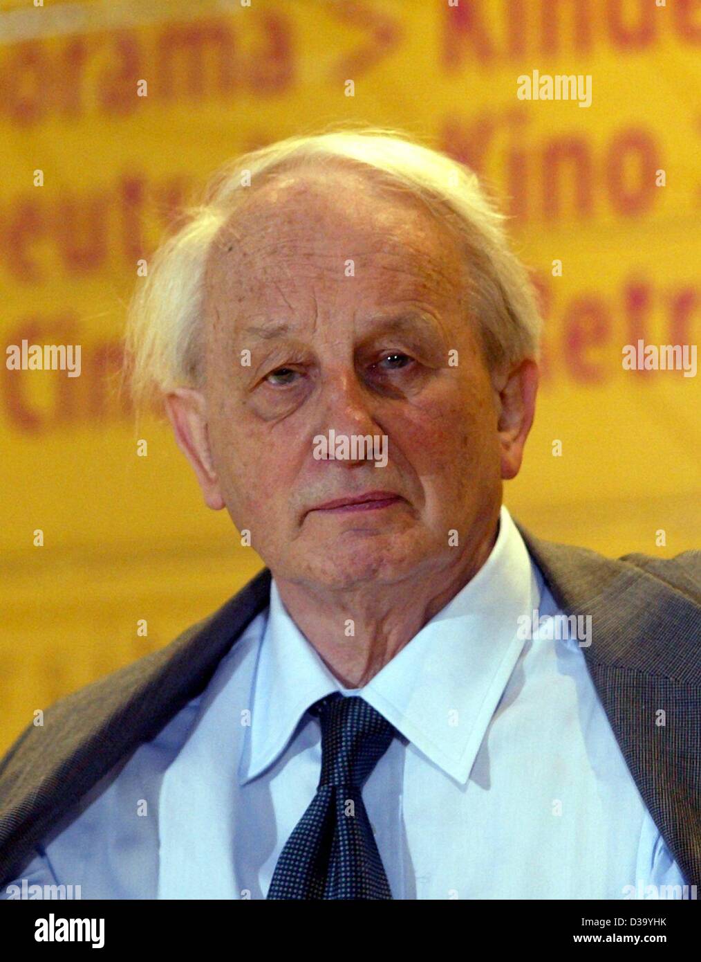 (Dpa) - Berlinale: drammaturgo tedesco Rolf Hochhuth assiste la conferenza stampa per il film "Amen" al 52. Festival Internazionale del Film di Berlino, 13.2.2002. Il film da regista greco Costa-Gavras è basato sul suo dramma "Vice" (titolo tedesco: 'Der Stellvertreter'). Il poster del film, che mostra un Foto Stock