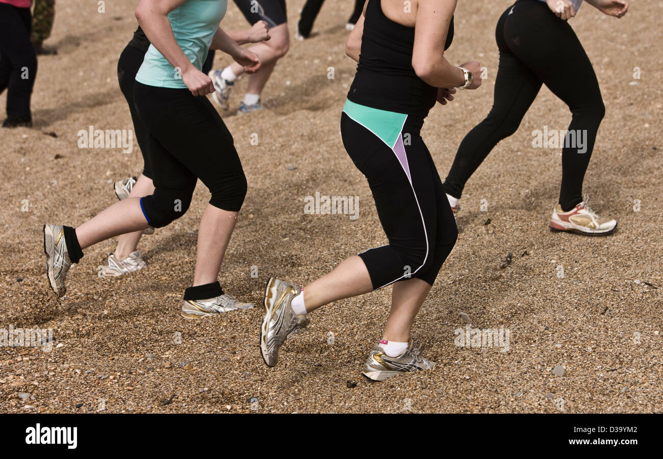 Le donne fare jogging a luxury boot camp, Kingston House, Totness, Devon Foto Stock