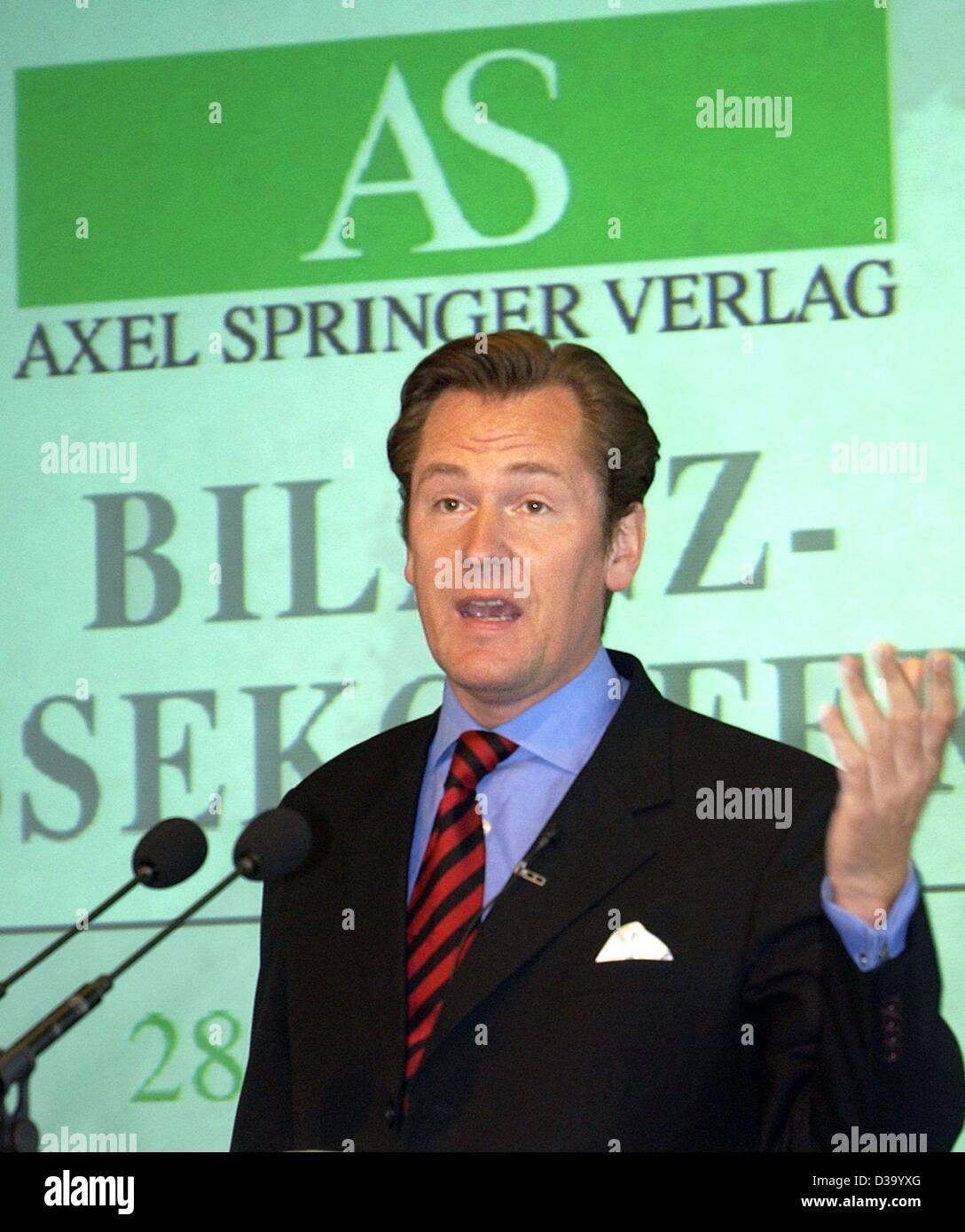 Mathias Doepfner, CEO tedesco del gruppo editoriale Axel Springer, presenta i risultati della società del 2001 nel corso di una conferenza stampa tenutasi a Berlino, 28 maggio 2002. Per la prima volta in cinquant'anni la casa editrice (giornali 'Bild' e 'Welt" ecc.) era in rosso con una perdita di 198 milioni di Euro. Foto Stock