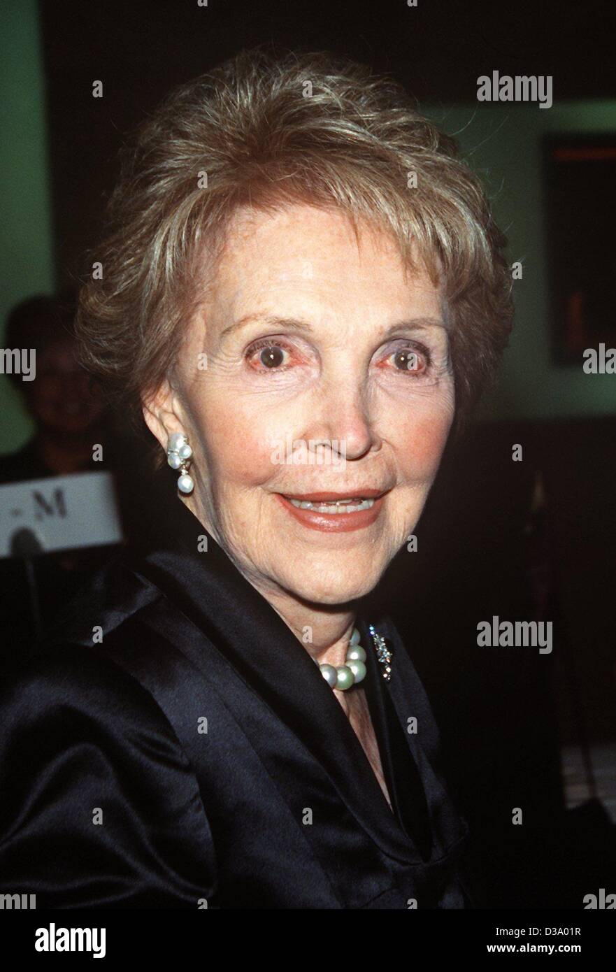 (Dpa) - Nancy Reagan, ex US First Lady, raffigurato in Los Angeles, 18 marzo 2002. Foto Stock