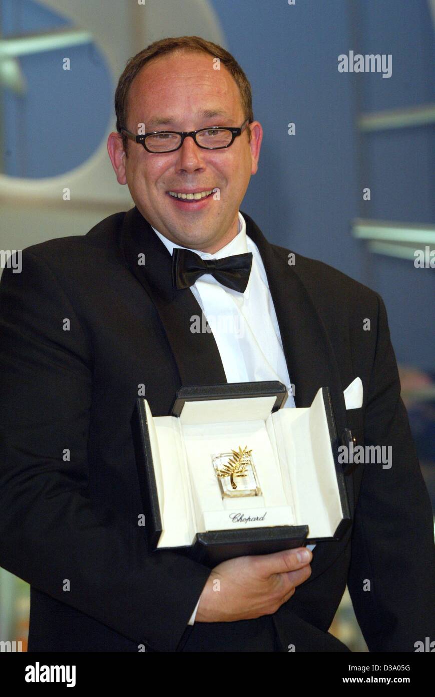 (Dpa) - attore belga Olivier Gourmet con orgoglio pone con il suo Golden Palm award per il Miglior Attore durante la cerimonia di premiazione nella 55th International Cannes Film Festival di Cannes, Francia, 26 maggio 2002. Egli ha vinto il premio per il suo ruolo in "Le Fils" ("figlio') dal belga star registi Jean-Pierre e Luc Foto Stock