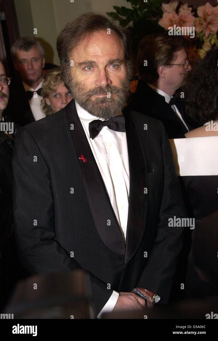 (Dpa) - attore italiano Franco Nero alla ventesima Opera Ball a Francoforte, 23 febbraio 2002. Il nero è stato uno degli ospiti internazionali. Foto Stock