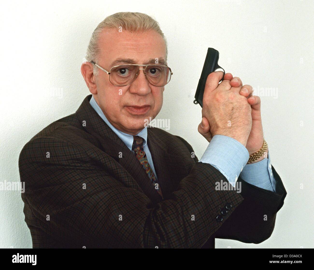 (Dpa) file - Horst Tappert pone come ispettore Derrick nel suo famoso TV tedesca thriller serie 'Derrick", Aprile 1993. Dopo 23 anni e oltre 270 episodi dell'ispettore ultimo caso è stato girato nel dicembre 1997. Il crimine serie prodotta dalla tedesca stazione televisiva pubblica ZDF è uno dei più popul Foto Stock