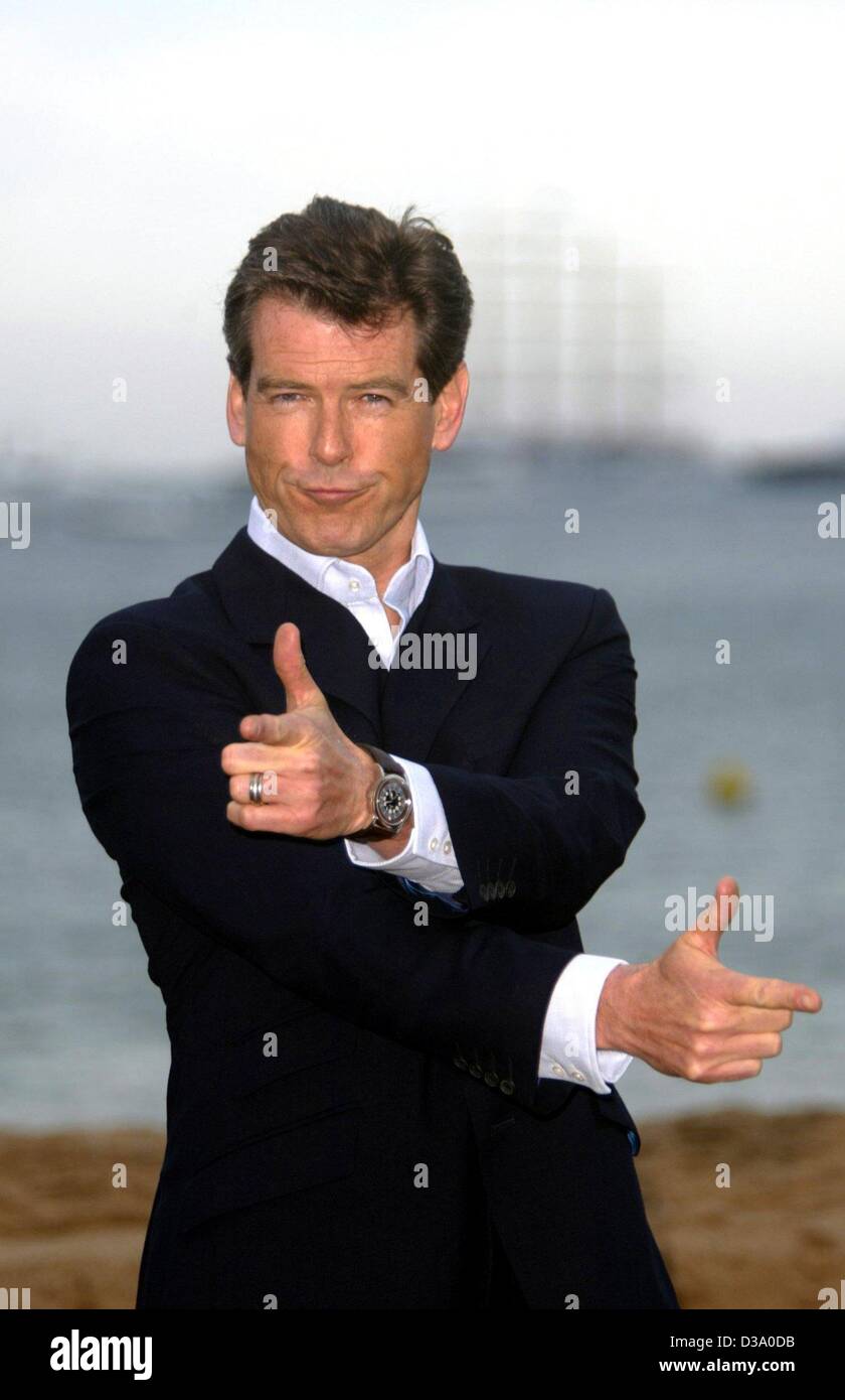 (Dpa) - attore irlandese Pierce Brosnan, che interpreta il ruolo di James Bond nel recente 'Die un altro giorno', imita un Bond-come la ripresa di scene in 55th Cannes Film Festival in Francia, il 18 maggio 2002. Il personaggio del film di James Bond festeggia il suo quarantesimo compleanno di quest'anno, ha fatto la sua prima apparizione sullo schermo in 1 Foto Stock