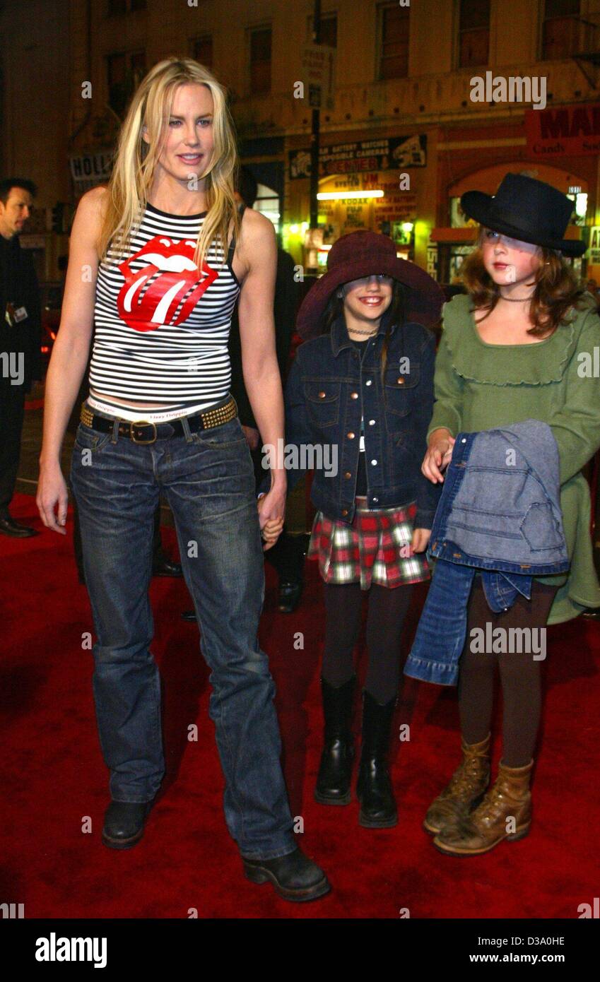 (Dpa) - US attrice Daryl Hannah che arrivano con due ragazze alla premiere del film 'una passeggiata da ricordare" presso il Teatro Cinese a Hollywood, 23 gennaio 2002. Foto Stock