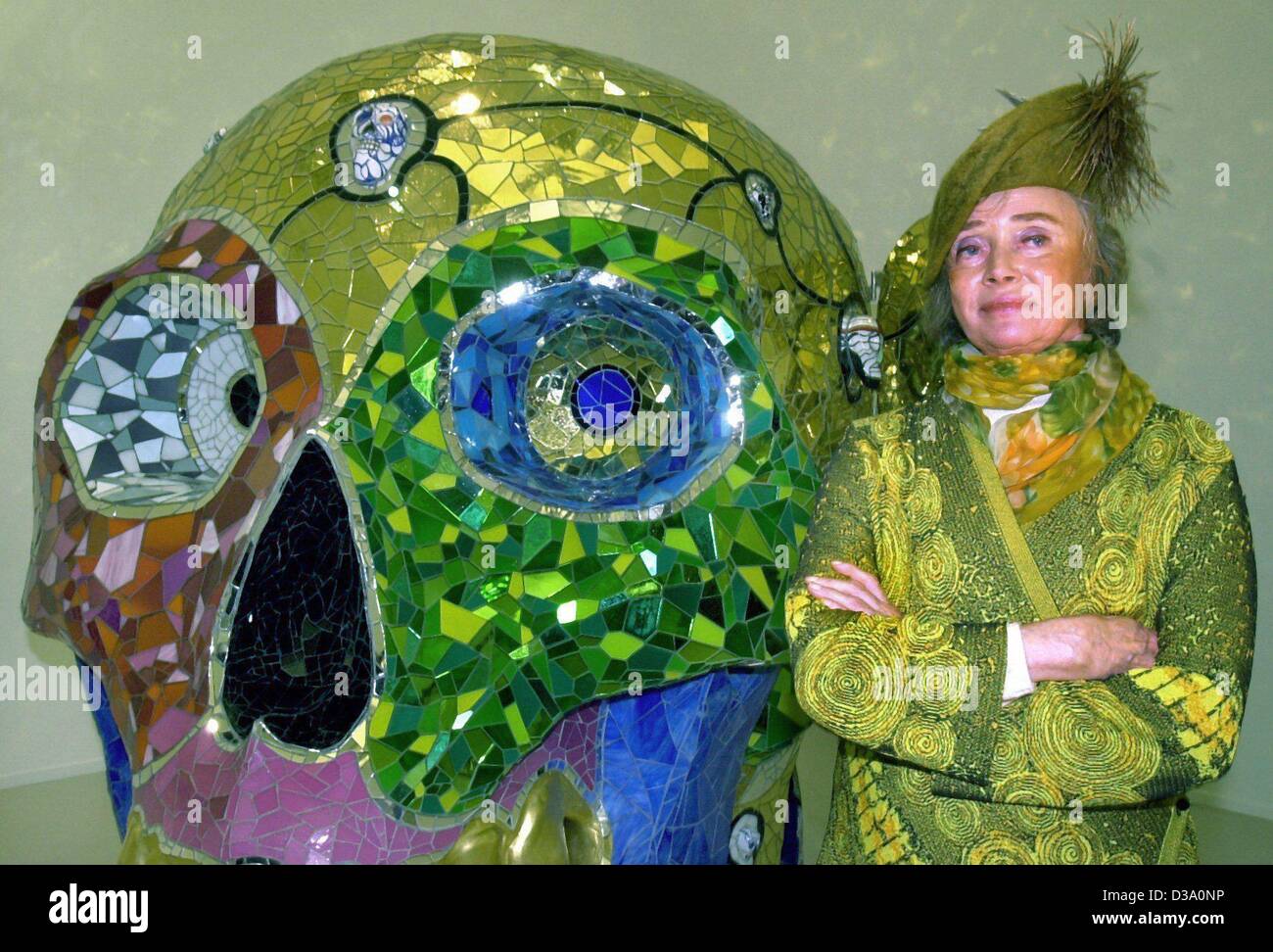 (Dpa) - Francese pittore e scultore di Niki de Saint Phalle è in piedi accanto alla sua scultura 'Skull, sala di meditazione", è accessibile una morte's-testa, al Sprengel Museum di Hannover, Germania, 17 novembre 2000. Come la città di Hannover ha annunciato il 22 maggio 2002, l'artista morì di età compresa tra i 71 il 21 maggio 2002 in Sa Foto Stock