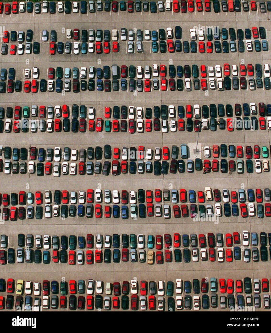 (Dpa) - Fila di automobili sono ordinatamente parcheggiate nel parcheggio dell'aeroporto di Schoenefeld di Berlino, 17 luglio 1995. Foto Stock