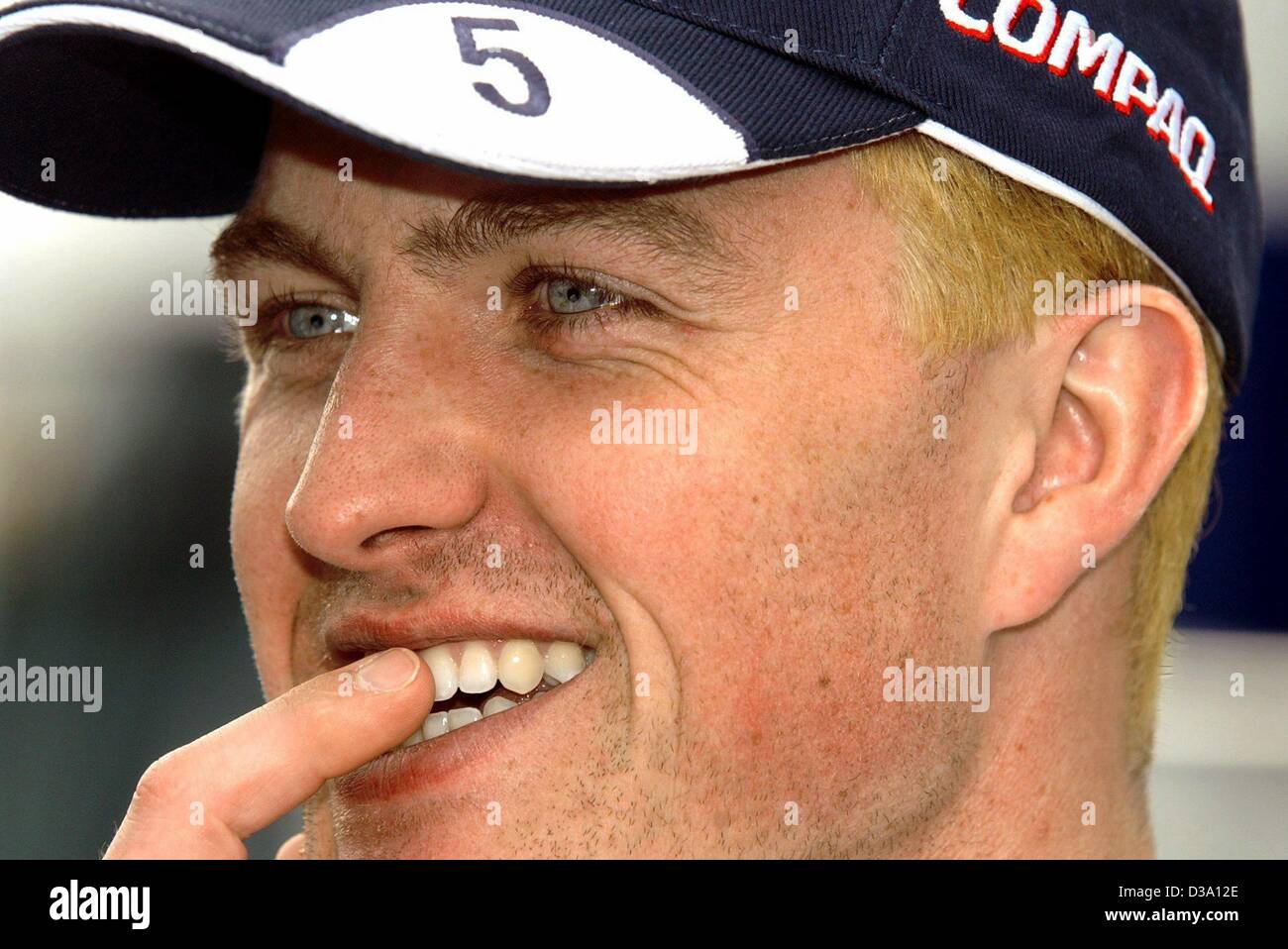 (Dpa) - Ralf Schumacher, tedesco di formula 1 racing campione (Williams/BMW), sorrisi come egli cerca di nascondere i suoi capelli biondi sulla pista di formula 1 di Spielberg, Austria, 9 maggio 2002. Ovviamente imbarazzato circa la sua nuova acconciatura egli indossava un cappuccio per la maggior parte del tempo. "È stato un incidente", egli confesssed, "ho voluto s Foto Stock