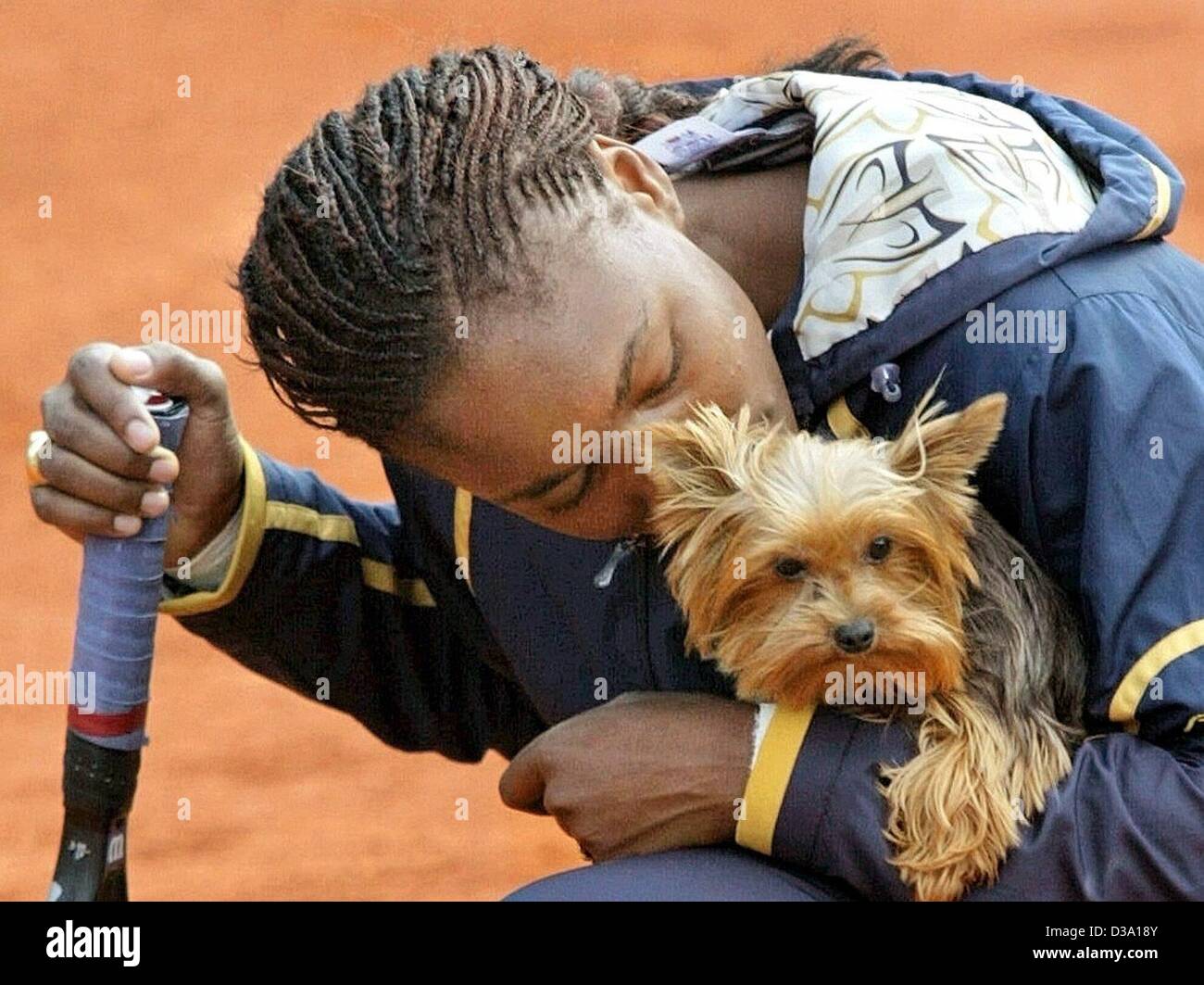 (Dpa) - Noi giocatori di tennis Venus Williams bacia il live mascotte, Yorkshire Terrier "Barbie", durante una sessione di formazione in apertura di Betty Barclay aperto in Amburgo, 30 aprile 2002. Foto Stock