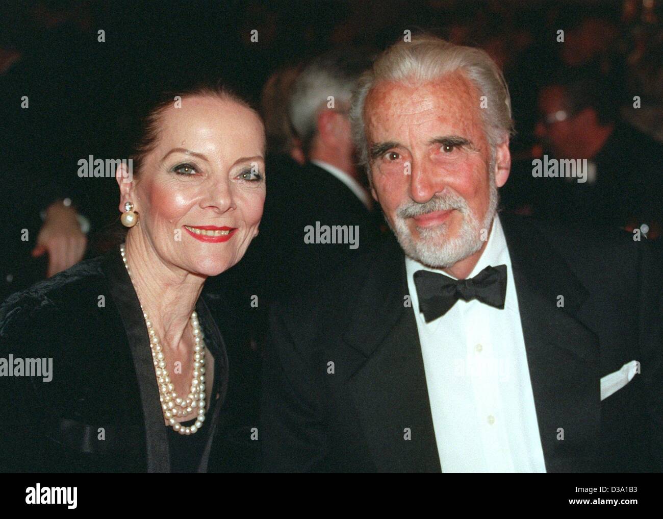 (Dpa) - Il leggendario attore britannico Christopher Lee e sua moglie Birgit Kroenke, sono tutti i sorrisi a un Tedesco Awards mostrano a Monaco di Baviera, 1 febbraio 2001. Lee festeggia il suo ottantesimo compleanno il 27 maggio 2002. Il mondo-famoso star è nato a Londra nel 1922 e apparve per la prima volta sullo schermo nel 1947. Egli detiene il wor Foto Stock