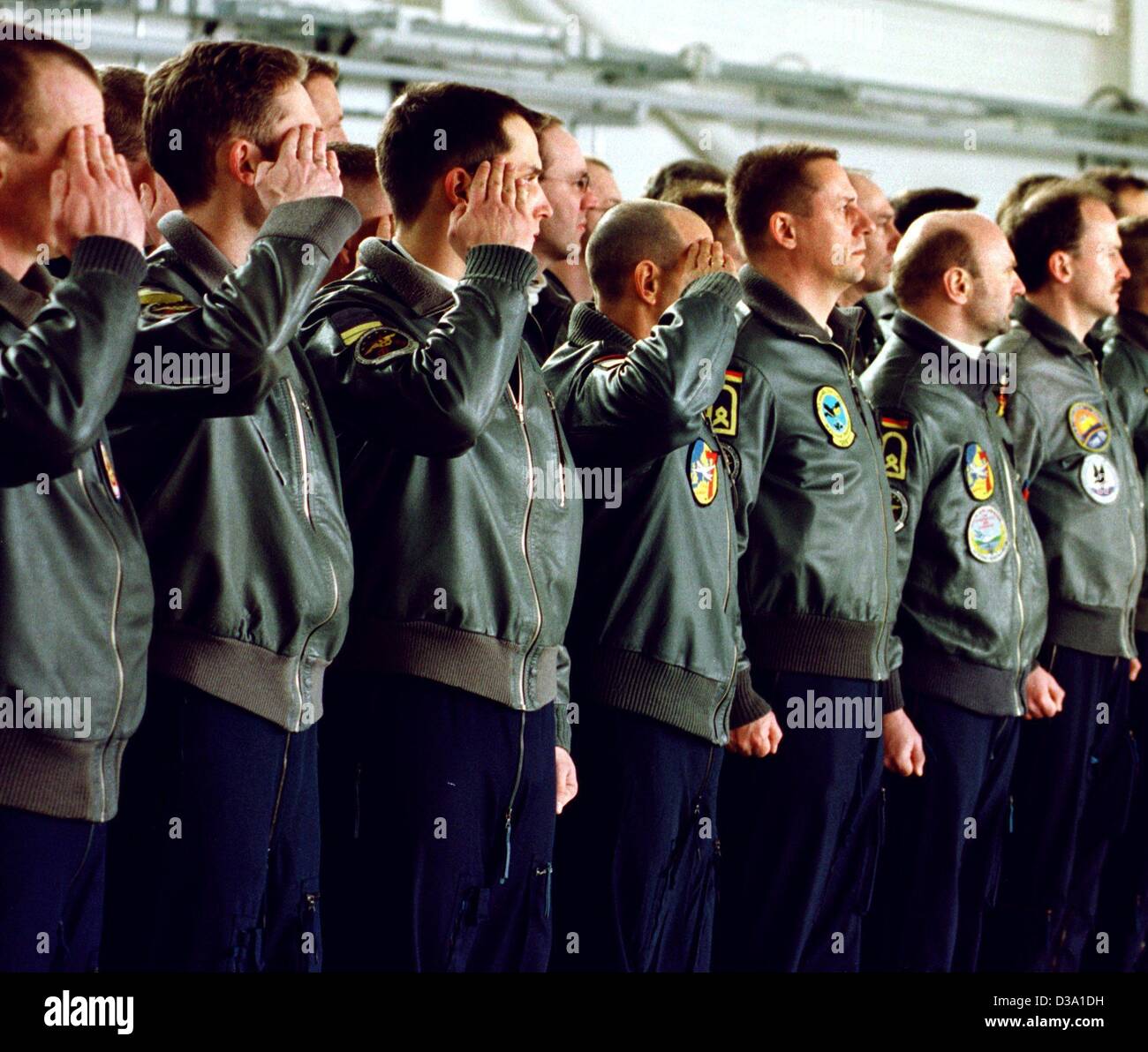 (Dpa) - i soldati della seconda navy aviation squadrone della marina tedesca salute durante la loro partenza presso la base aerea in Nordholz, Germania settentrionale, 13 marzo 2002. 110 soldati tedeschi del battaglione sono a unirsi alla lotta contro il terrore la missione "Enduring freedom" in Kenya. Foto Stock