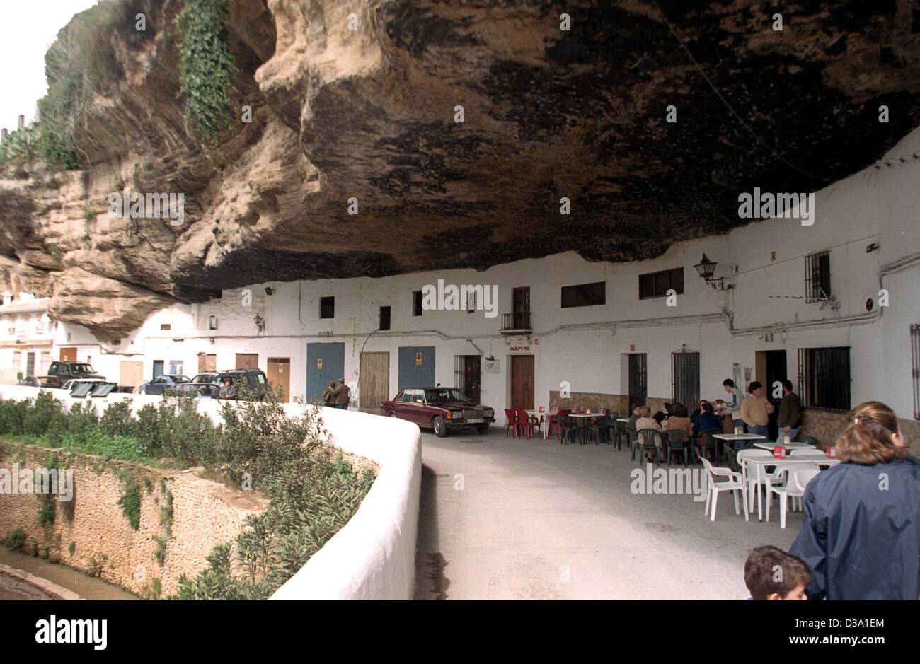 (Dpa) - una strada a Setenil vicino a Ronda, Andalusia, 17 marzo 2002. La piccola città è quasi completamente situato nel canyon del Rio Guadalporcin. Su entrambi i lati delle pareti del canyon solo fassades di case può essere visto - gli interni essendo interamente scavata nella roccia. Foto Stock