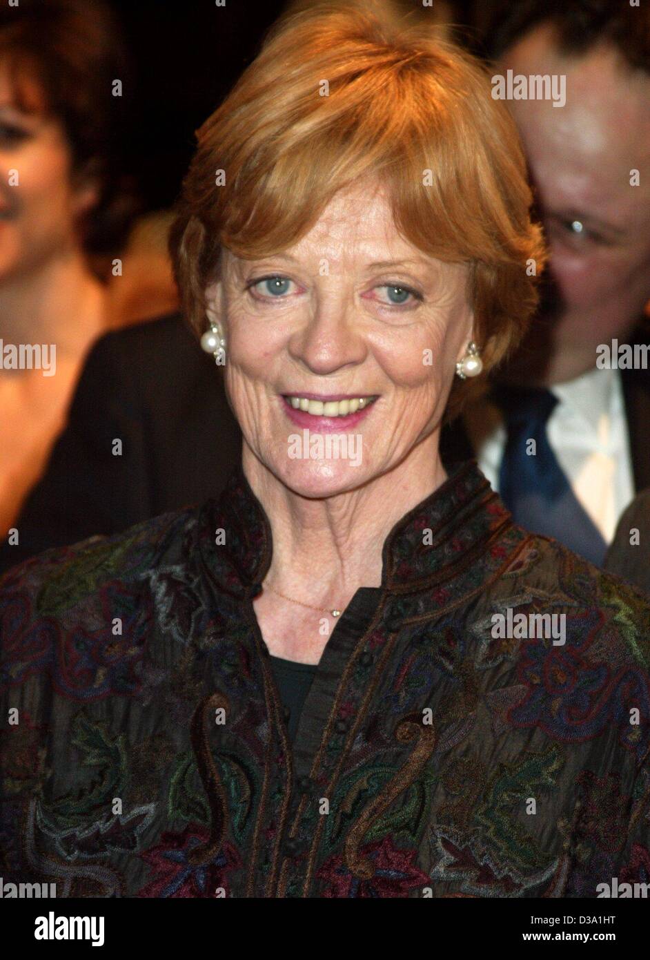 (Dpa) - attrice britannica Dame Maggie Smith ride alla premiere del suo film "Gosford Park" presso la cinquantaduesima International Film Festival di Berlino, 10 febbraio 2002. Lei è stato nominato per un Academy Award come migliore attrice femminile in un ruolo di sostegno in questo film. Foto Stock