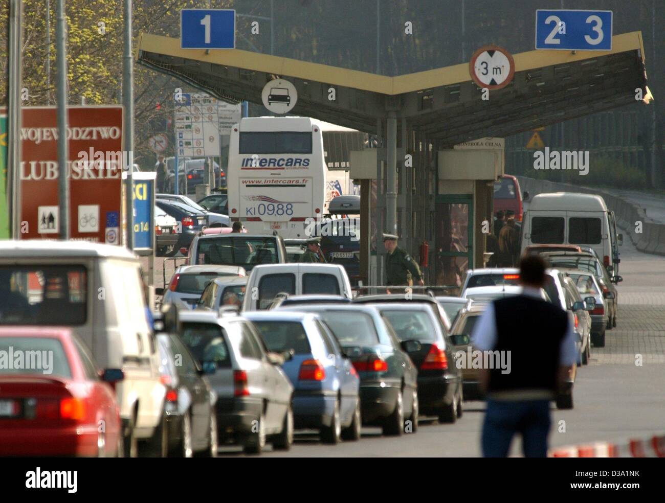 (Dpa) - Le auto sono in fila in direzione di Polonia presso il valico di frontiera nelle vicinanze del Frankfurt / Oder, Germania, 3.2.2002. Foto Stock