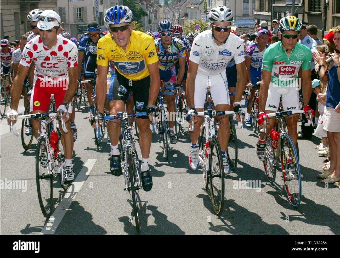 Dpa) - (L-R) francese Laurent Jalabert nel polka-dot jersey di miglior  scalatore, noi americano Lance Armstrong indossando la maglia gialla come  leader nei risultati complessivi, miglior esordiente italiano Ivan Basso in  maglia