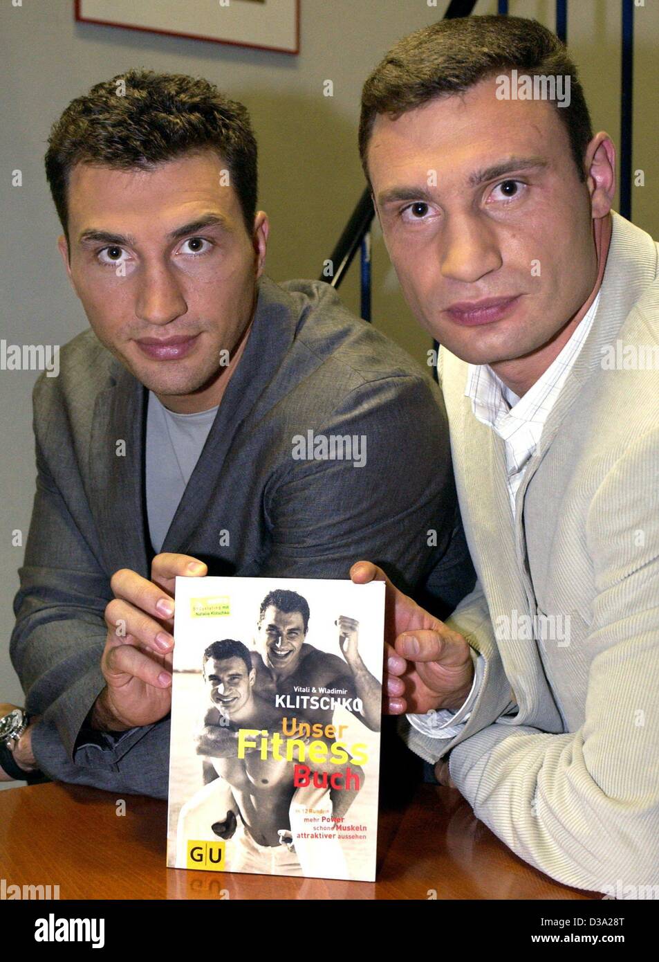 (Dpa) - I fratelli ucraini e world boxing champions, Vladimir (L) e Vitali Klitschko, presente il loro " Fitness " Libro di Amburgo, 25 luglio 2002. Foto Stock