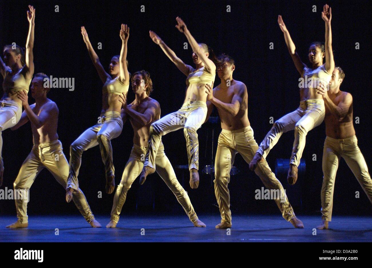 (Dpa) - una scena da 'Sydney Dance Company' eseguire "Radicali Liberi" che è andata in scena per la prima volta a Colonia, Germania, 21 luglio 2002. La performance è stata creata dal coreografo Graem Murphy e la musica è stata composta da Michael Askill. Foto Stock