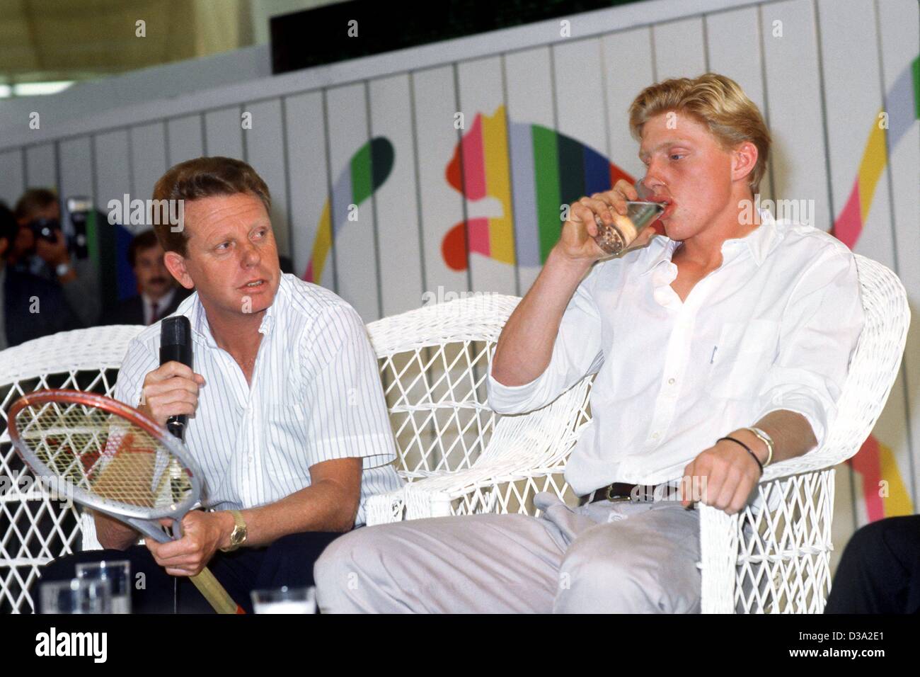 (Dpa) file primo tedesco vincitore di Wimbledon Boris Becker (R), 17 con il suo allenatore Guenter Bosch raffigurato all'sport " equo " ISPO a Monaco di Baviera, 15 settembre 1985. Foto Stock