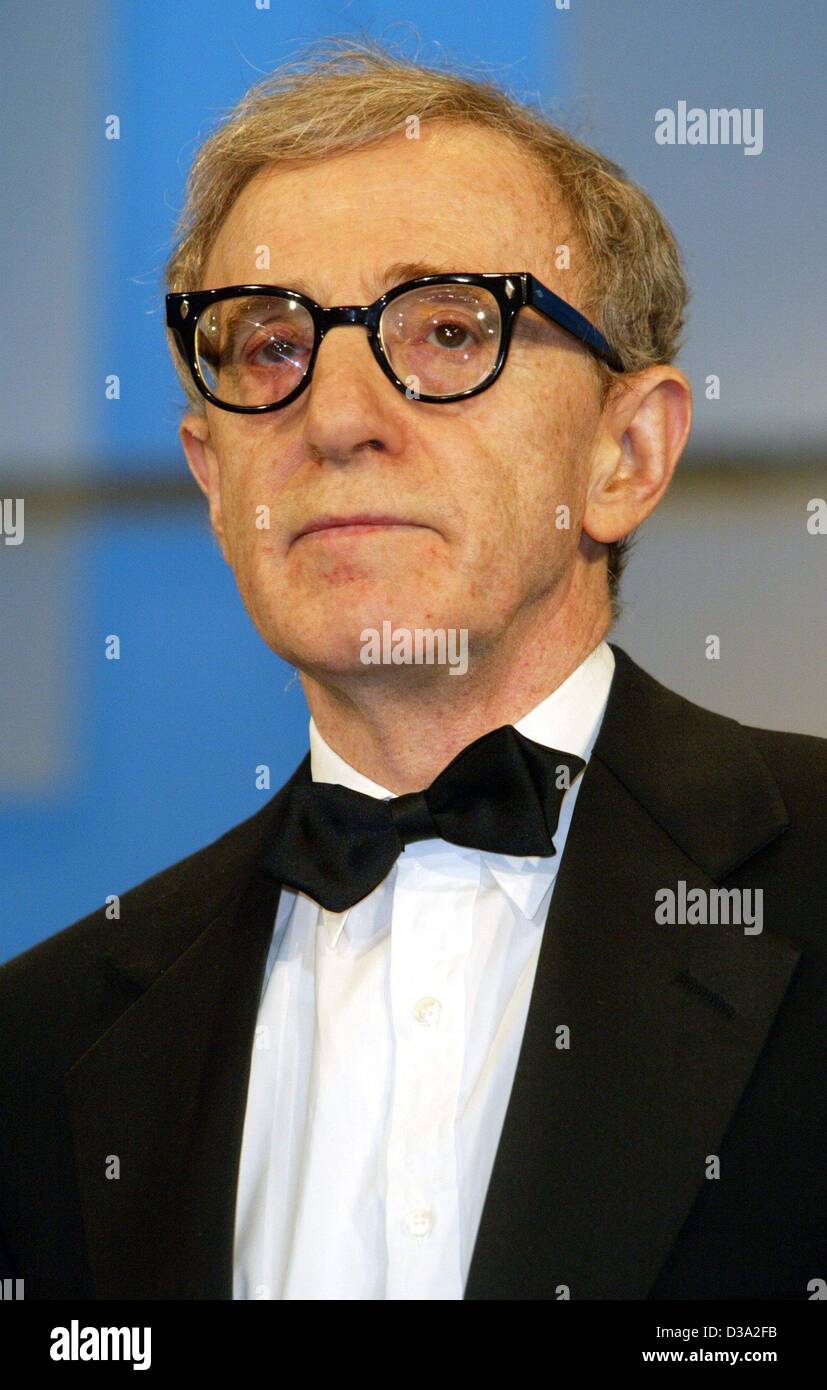 (Dpa) - Noi regista e attore Woody Allen si erge sul palco durante la cerimonia di apertura del 55th International Film Festival di Cannes, Francia, 15 maggio 2002. È la prima volta che Allen è arrivato al festival. Il suo ultimo film 'Hollywood Ending" aperto il festival fuori concorso. Foto Stock