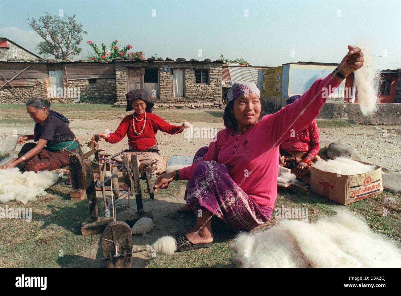 (Dpa) - Alcune donne spin la lana Pashmina in un villaggio vicino a Pokhara in Nepal, 26 novembre 2000. Foto Stock