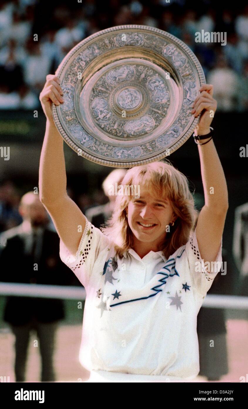 (Dpa file) - tedesco giocatore di tennis Steffi Graf presenta il suo trofeo, un argento salver, dopo la sua prima vittoria nel Signore' singolo dell'Inghilterra tutti i campionati di Wimbledon, 2 luglio 1988. Ella aveva battuto noi player Martina Navratilova 5:7, 6:2, 6:1. Foto Stock