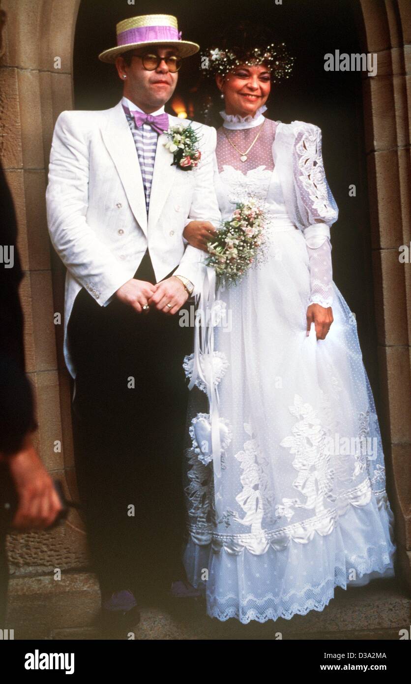 (Dpa) - British pop musicista Elton John e la sua nuova moglie mer, Tedesco tecnico del suono Renate Blauel, nella foto dopo il loro matrimonio in Sydney, 14 febbraio 1984. Foto Stock