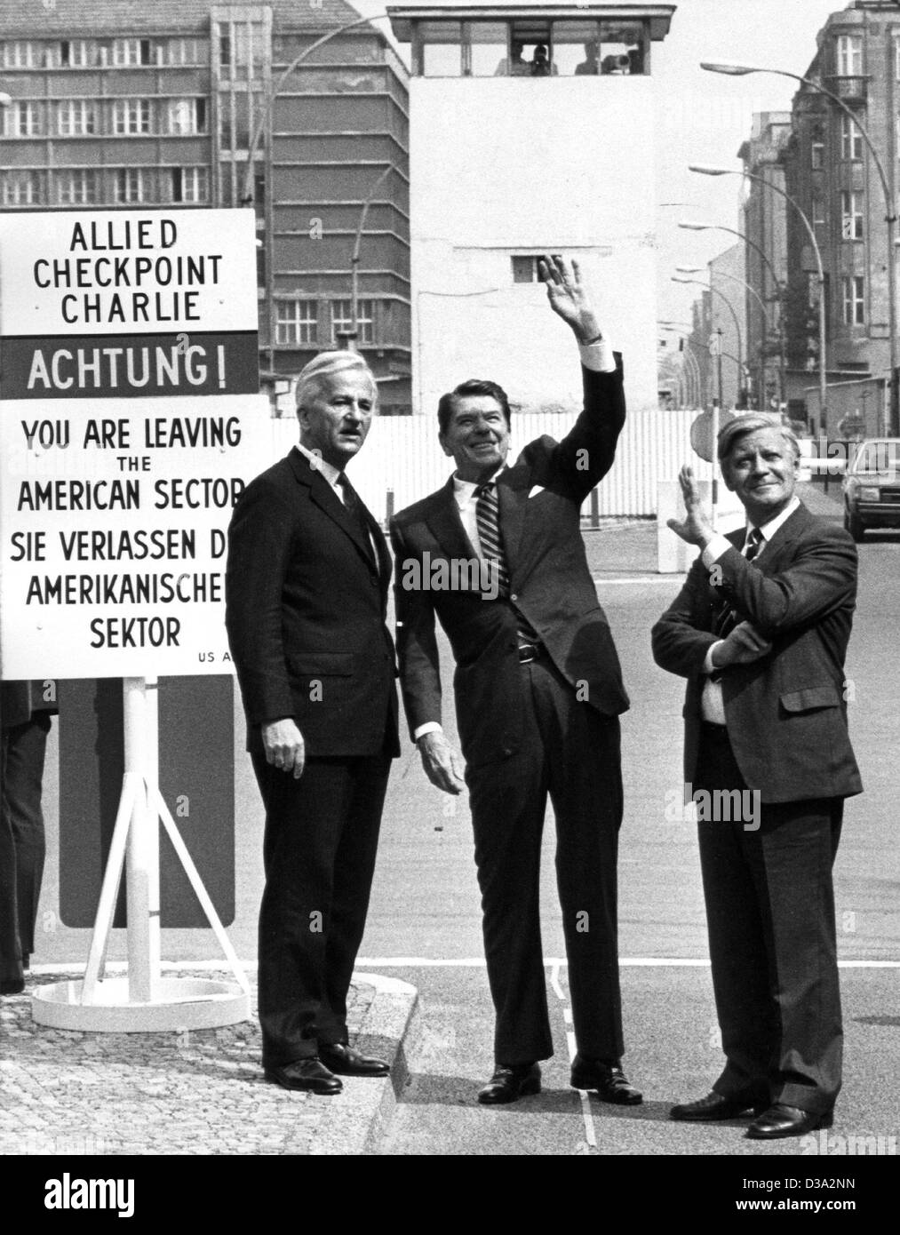 (Dpa file) - Il presidente statunitense Ronald Reagan (C) visite con poi a Berlino Ovest Sindaco Richard von Weizsaecker (L) e il cancelliere tedesco Helmut Schmidt il valico di frontiera "Checkpoint Charlie" a Berlino est, 11 giugno 1982. Il Presidente degli Stati Uniti e sua moglie era arrivato il 9 Giugno al loro primo ufficiale di visi Foto Stock