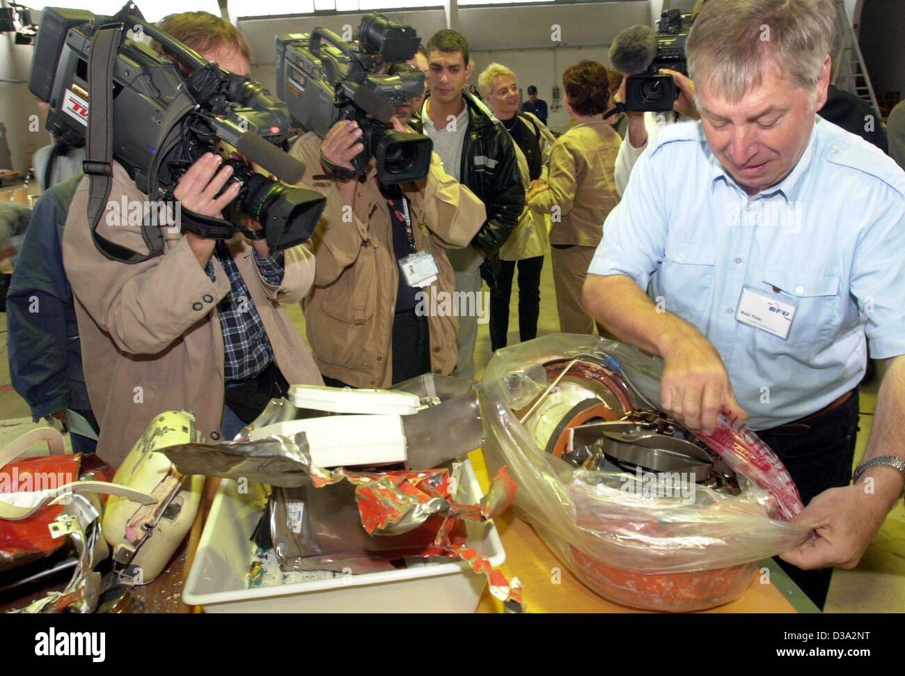 La scatola nera e registratore vocale del si è schiantato aerei sono mostrati ai giornalisti in ufficio federale di volo le indagini in caso di incidente (Bundesstelle fuer Flugunfalluntersuchung) in Brunswick, Germania, 4 luglio 2002. Foto Stock