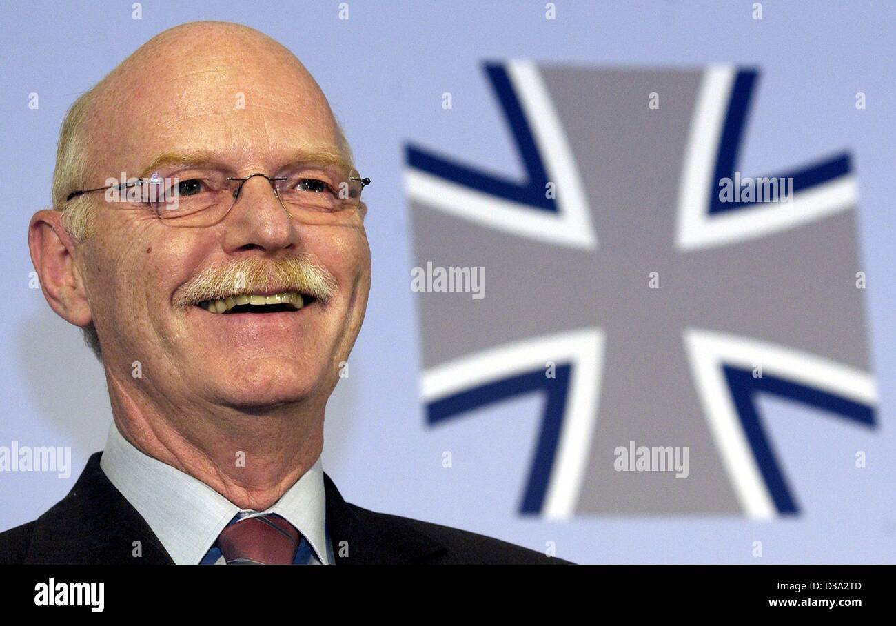(Dpa) - Peter Struck, appena nominato Ministro tedesco della difesa, risate davanti al logo della Bundeswehr nel corso di una conferenza stampa a Berlino, 22 luglio 2002. Foto Stock