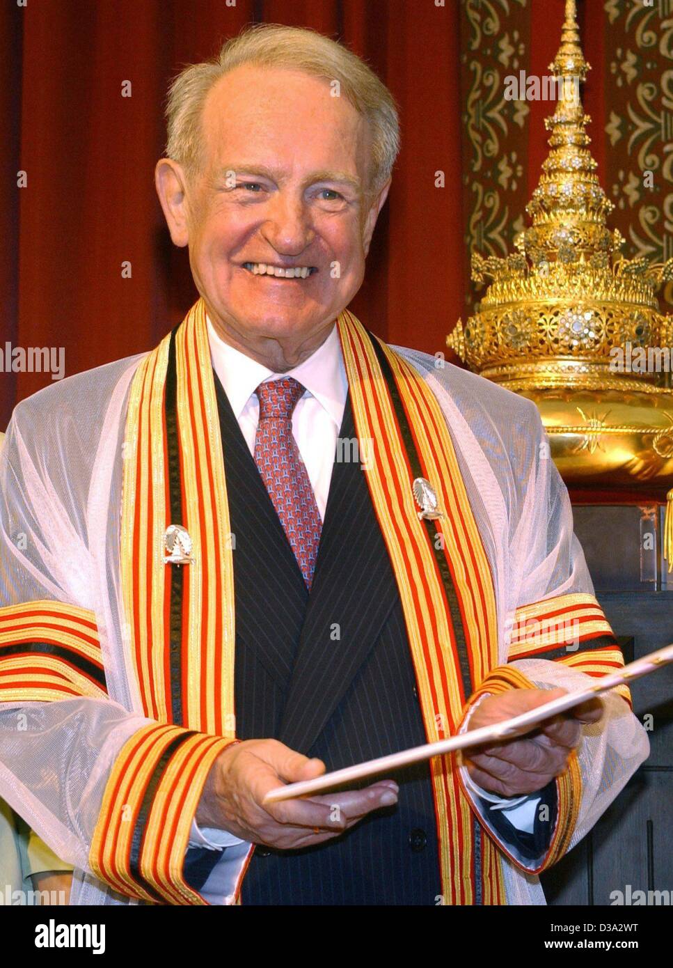 (Dpa) - Ridere il Presidente tedesco Johannes Rau detiene un certificato nell'università di Chulalongkorn a Bangkok, Thailandia, 25 giugno 2002. Il tedesco più è stato nominato dottore Honoris causa per scienze politiche. Rau abbiamo trascorso quattro giorni a Bangkok nel corso del suo viaggio attraverso l'Asia. Foto Stock