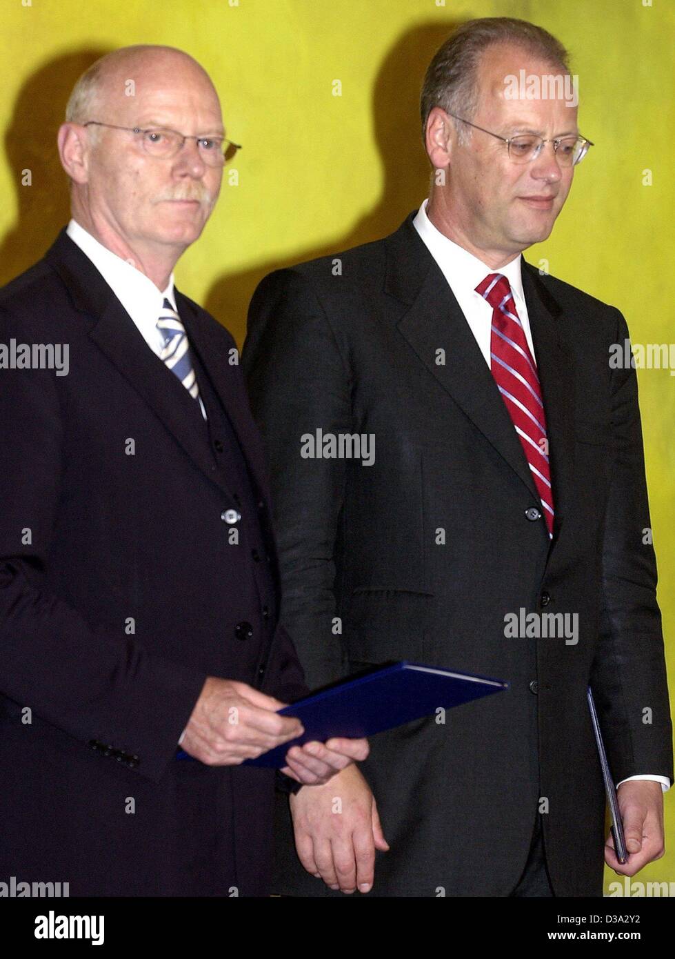 (Dpa) - appena nominato Ministro tedesco della Difesa Peter Struck (L) e il suo predecessore Rudolf Scharping, tenendo i loro certificati di nomina e licenziamento nel castello di Bellevue di Berlino, Germania, 19 luglio 2002. Foto Stock