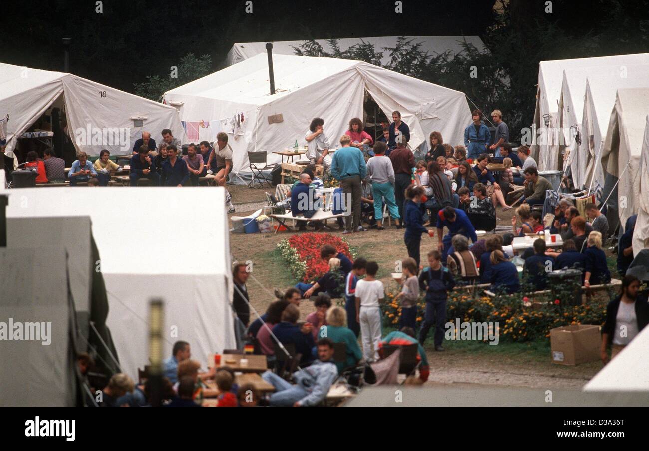 (Dpa file) - Una vista del campo di Oriente i cittadini tedeschi nei locali del West ambasciata tedesca a Praga, Cecoslovacchia, 29 settembre 1989. Circa 2500 cittadini della RDT, disposti a spostare la Germania Ovest, erano in attesa qui per loro il permesso di attraversare la frontiera. Foto Stock