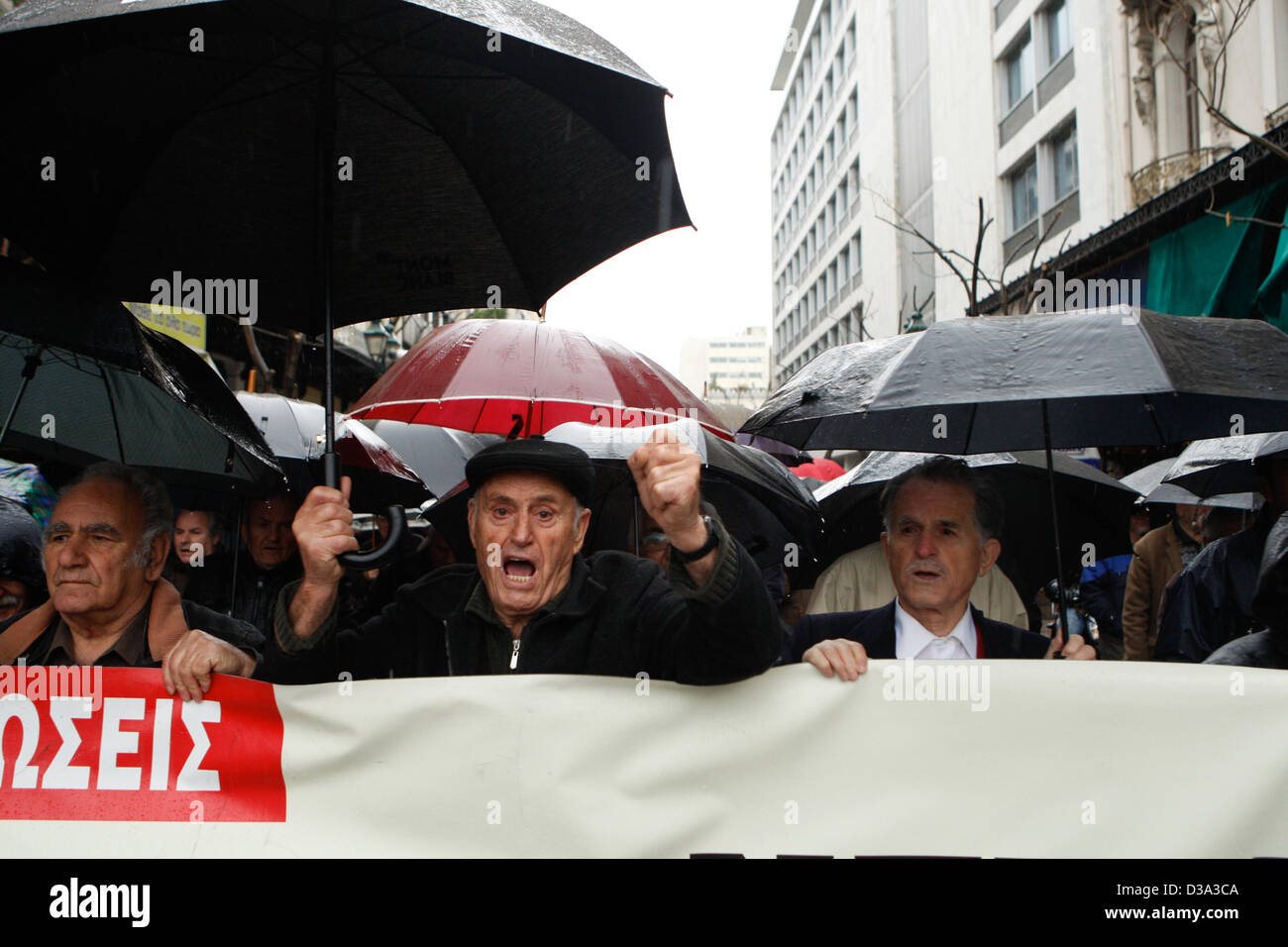 Atene, Grecia. 14 febbraio 2013. I pensionati protestare presso il Ministero del lavoro contro l'aumento delle tariffe di e l elevato livello di tassazione. (Immagine di credito: credito: Aristidis Vafeiadakis/ZUMAPRESS.com/Alamy Live News) Foto Stock