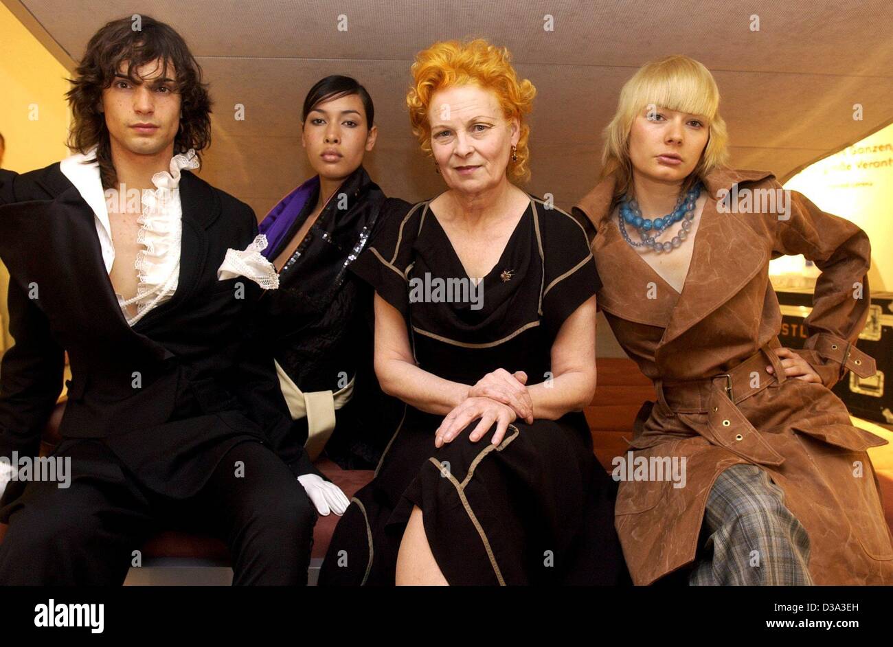 (Dpa) - British fashion designer Vivienne Westwood (2a da R) si siede in mezzo di modelli di moda di Berlino, 7 giugno 2002. Westwood moda insegna presso l'Università di Berlino di arti sin dal 1993. Il 7 e 8 giugno i suoi studenti presenteranno i loro nuovi lavori. A causa di Westwood's disliking della moderna vestiti e fashi Foto Stock