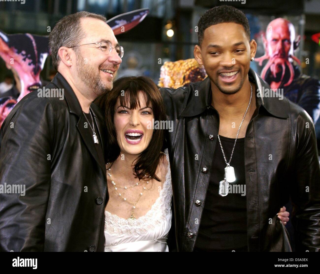 (Dpa) - da L-R US film del regista Barry Sonnenfeld sorrisi con noi attrice Lara Flynn Boyle e Will Smith come essi arrivano per premiere europeo del film 'Men In Black II' presso il Sony-Center a Berlino, 11 luglio 2002. Foto Stock