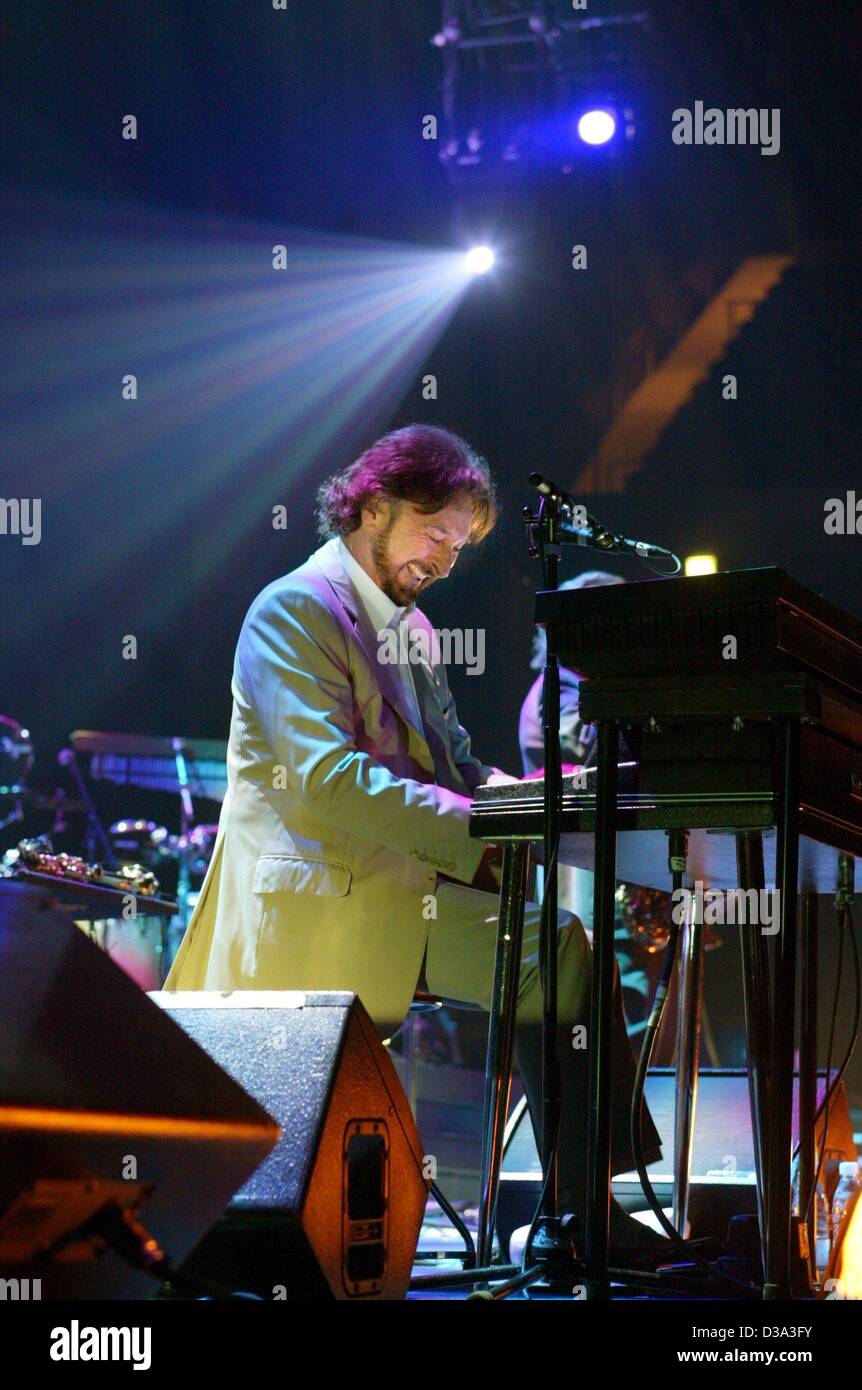 (Dpa) - Richard Davies, cantante del gruppo pop 'Supertramp', suona il pianoforte durante un concerto a Oberhausen, Germania, 30 maggio 2002. Ventole 9000 è venuto a vedere il gruppo che era molto popolare negli anni ottanta. Foto Stock