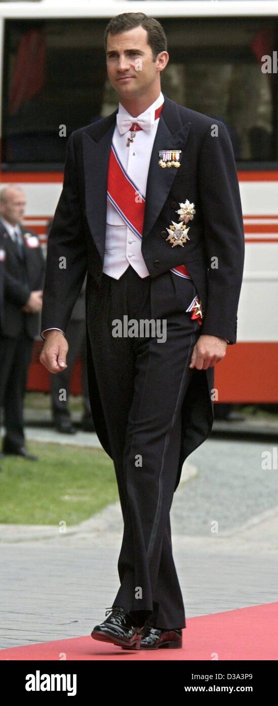 (Dpa) - Il Principe Ereditario Felipe di Spagna arriva di fronte alla cattedrale per il matrimonio della Principessa norvegese Maertha Louise a Trondheim in Norvegia il 24 maggio 2002. Foto Stock