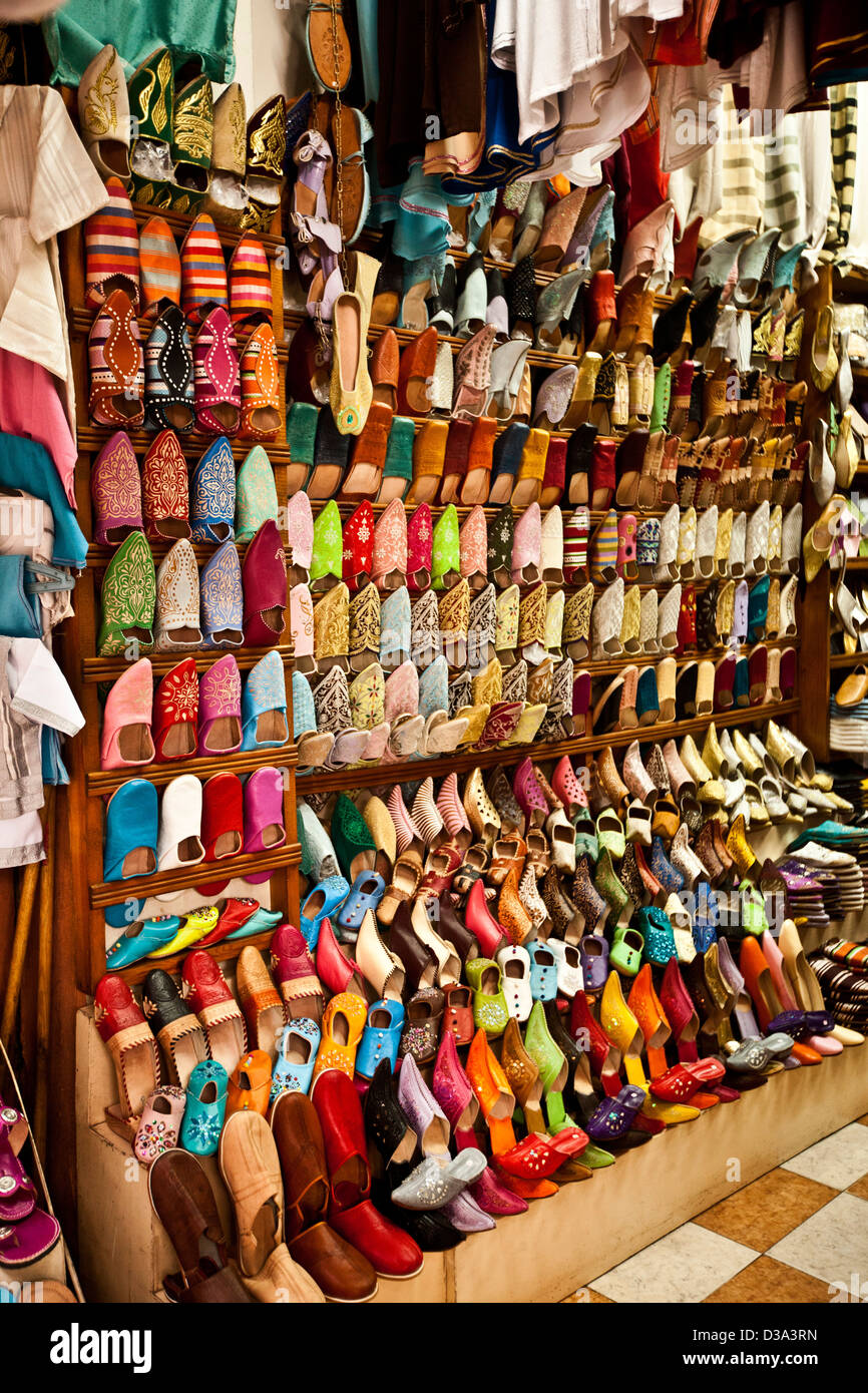Scarpe per la vendita nel souk di Marrakech, Marocco Foto Stock