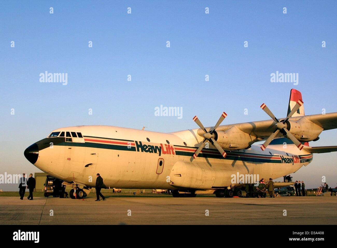 (Dpa) - Una vista di un cargo britannico del tipo di aeromobile 'Shorts Belfast - HeavyLift' del cargo britannico Airlines, raffigurata sul aria marina in base Nordholz vicino a Cuxhaven, Germania settentrionale, 25 marzo 2002. Foto Stock